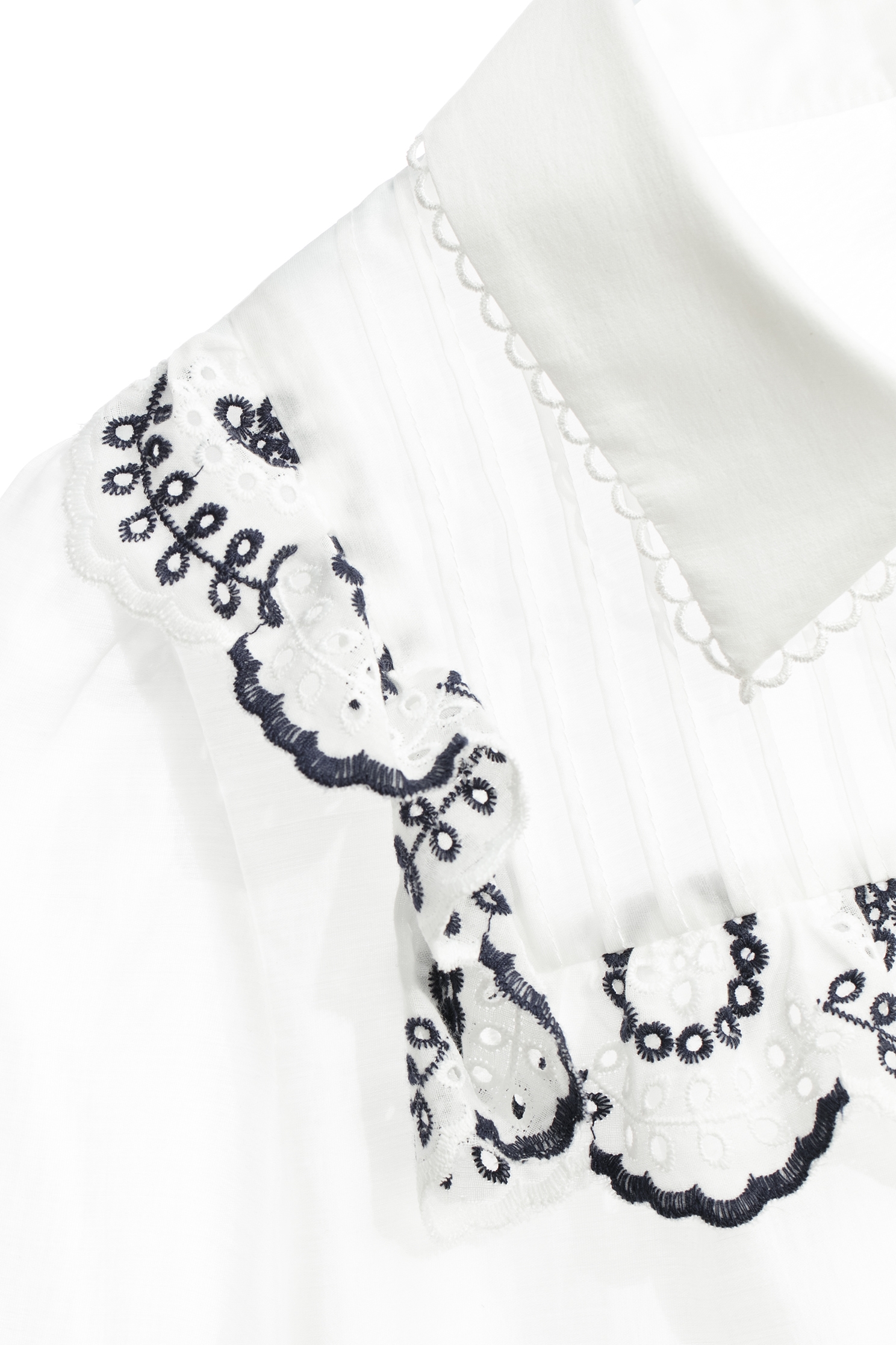 荷葉跳色刺繡上衣荷葉跳色刺繡上衣,上衣,刺繡,白色上衣,秋冬穿搭,荷葉