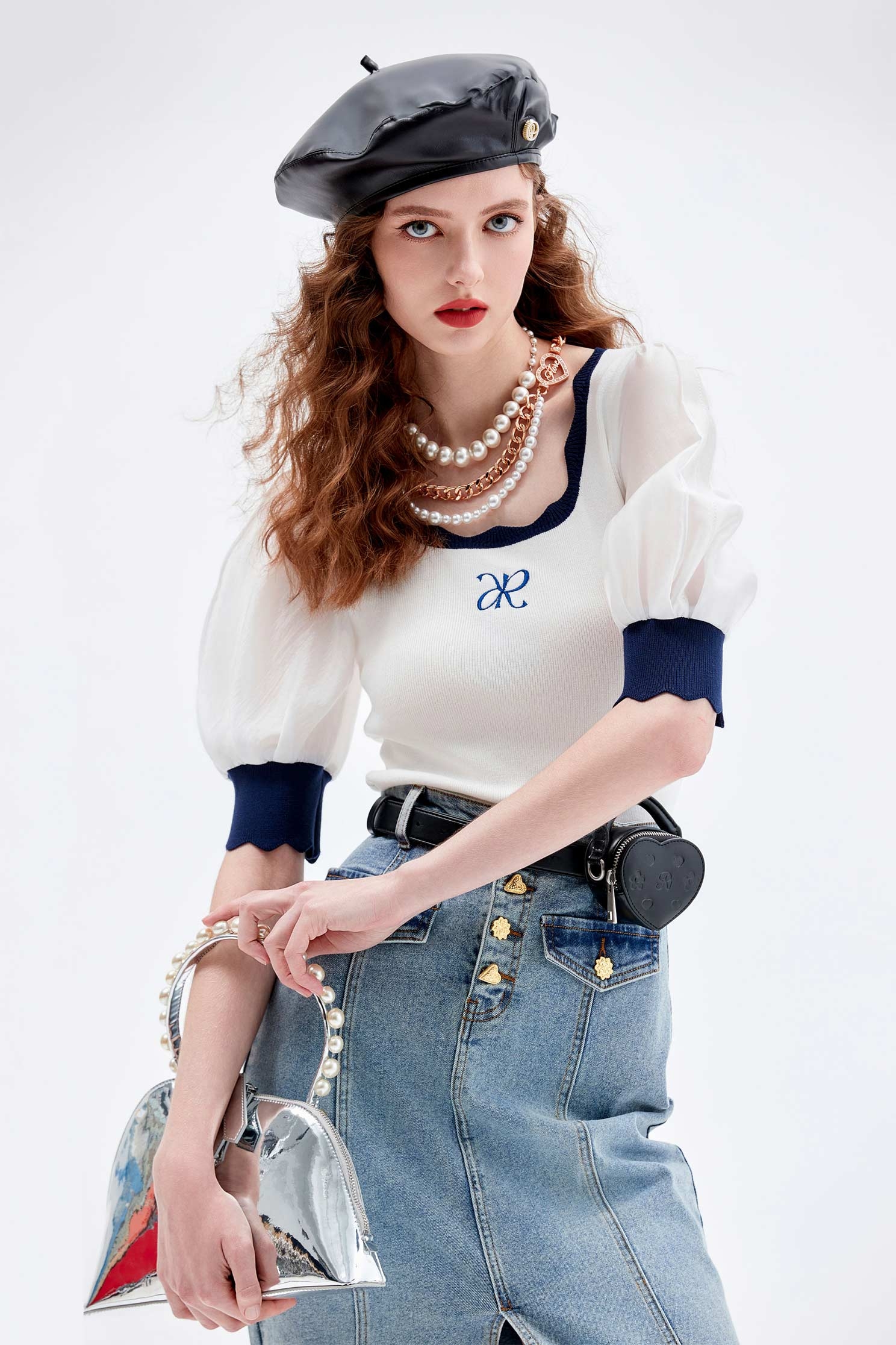 午夜藍配色收邊上衣午夜藍配色收邊上衣,上衣,人氣商品,刺繡,白色上衣,秋冬穿搭,針織,針織衫