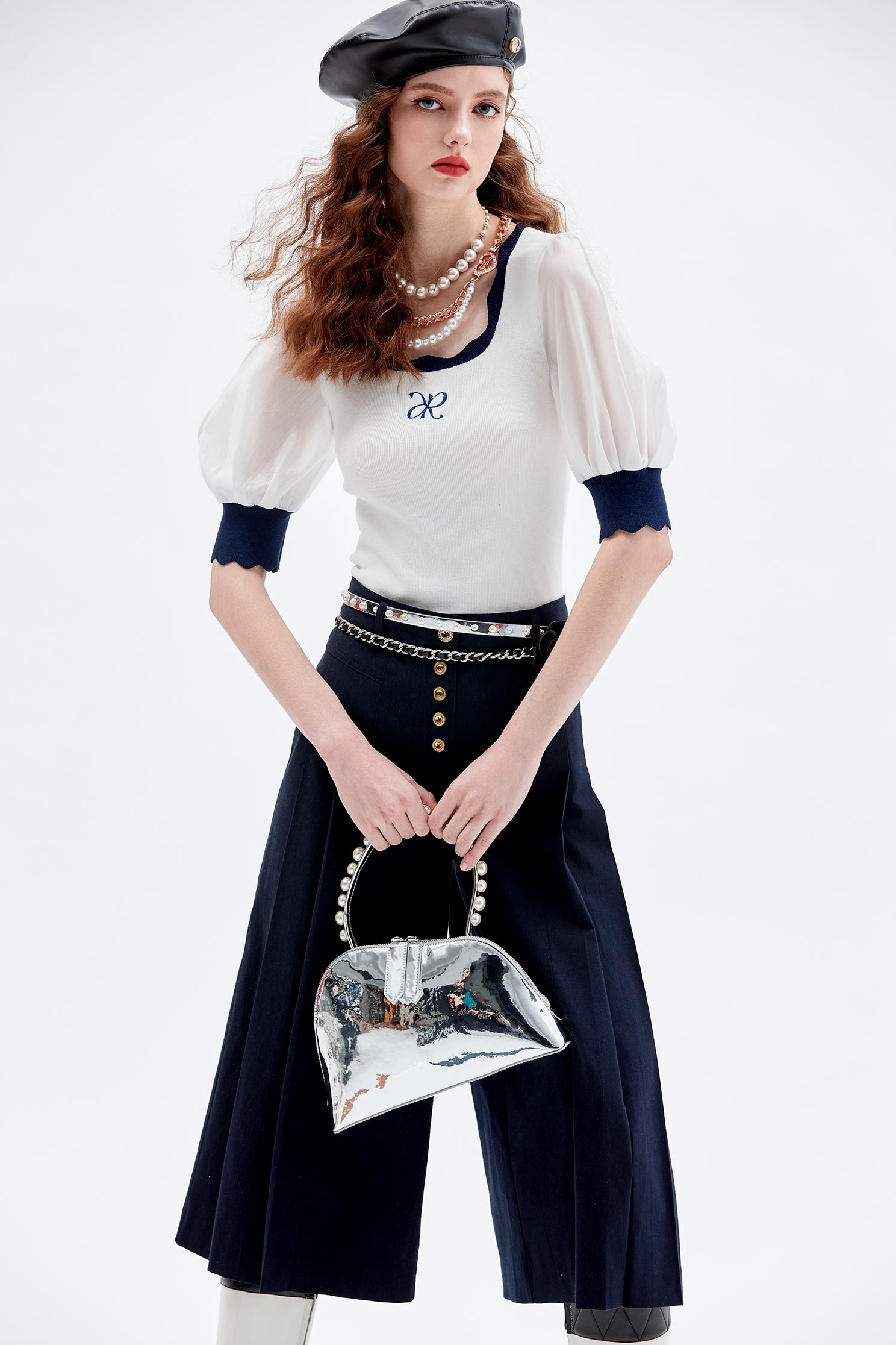 午夜藍配色收邊上衣午夜藍配色收邊上衣,上衣,人氣商品,刺繡,白色上衣,秋冬穿搭,針織,針織衫