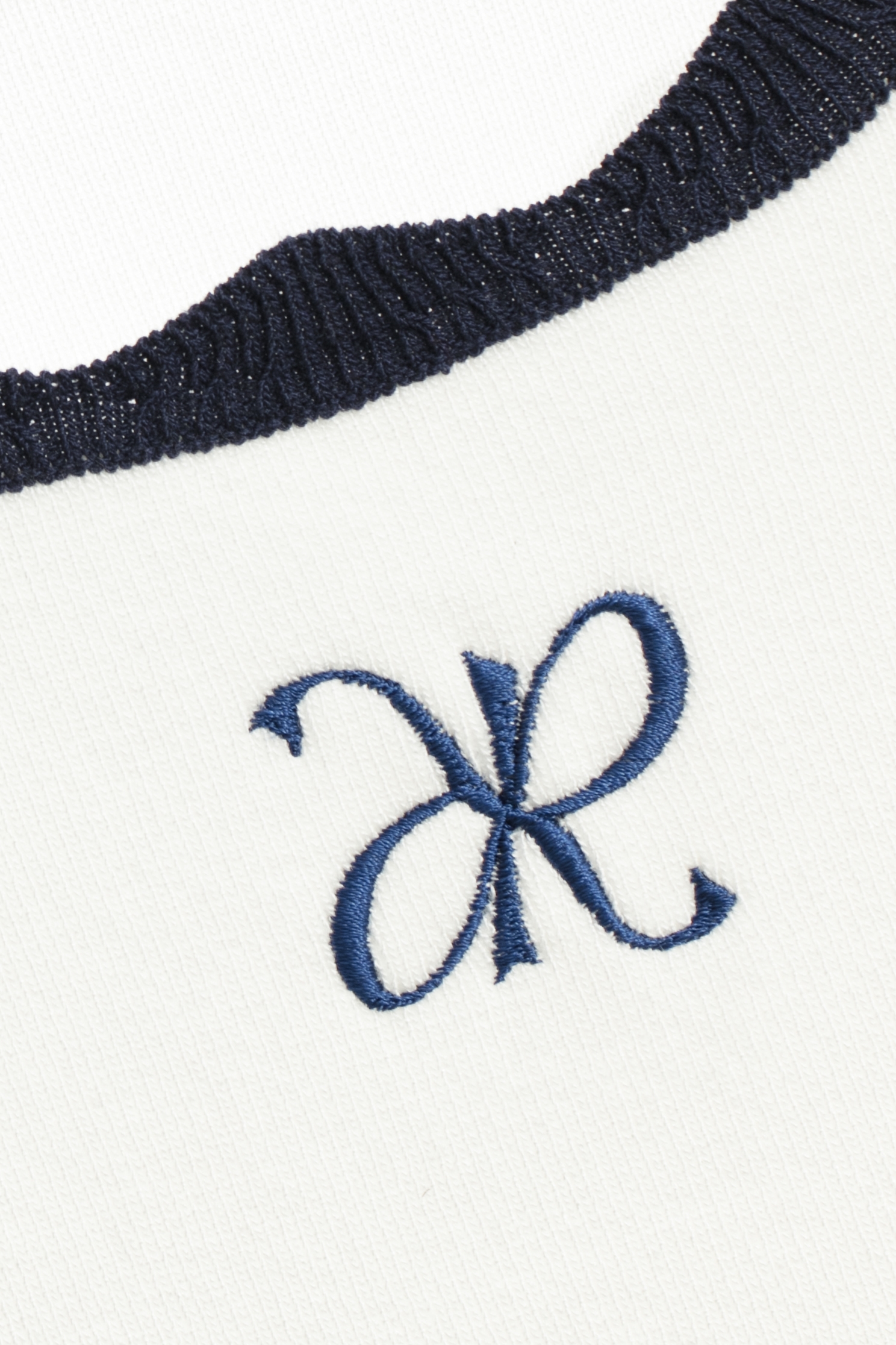 午夜藍配色收邊上衣午夜藍配色收邊上衣,上衣,人氣商品,刺繡,白色上衣,秋冬穿搭,針織,針織衫