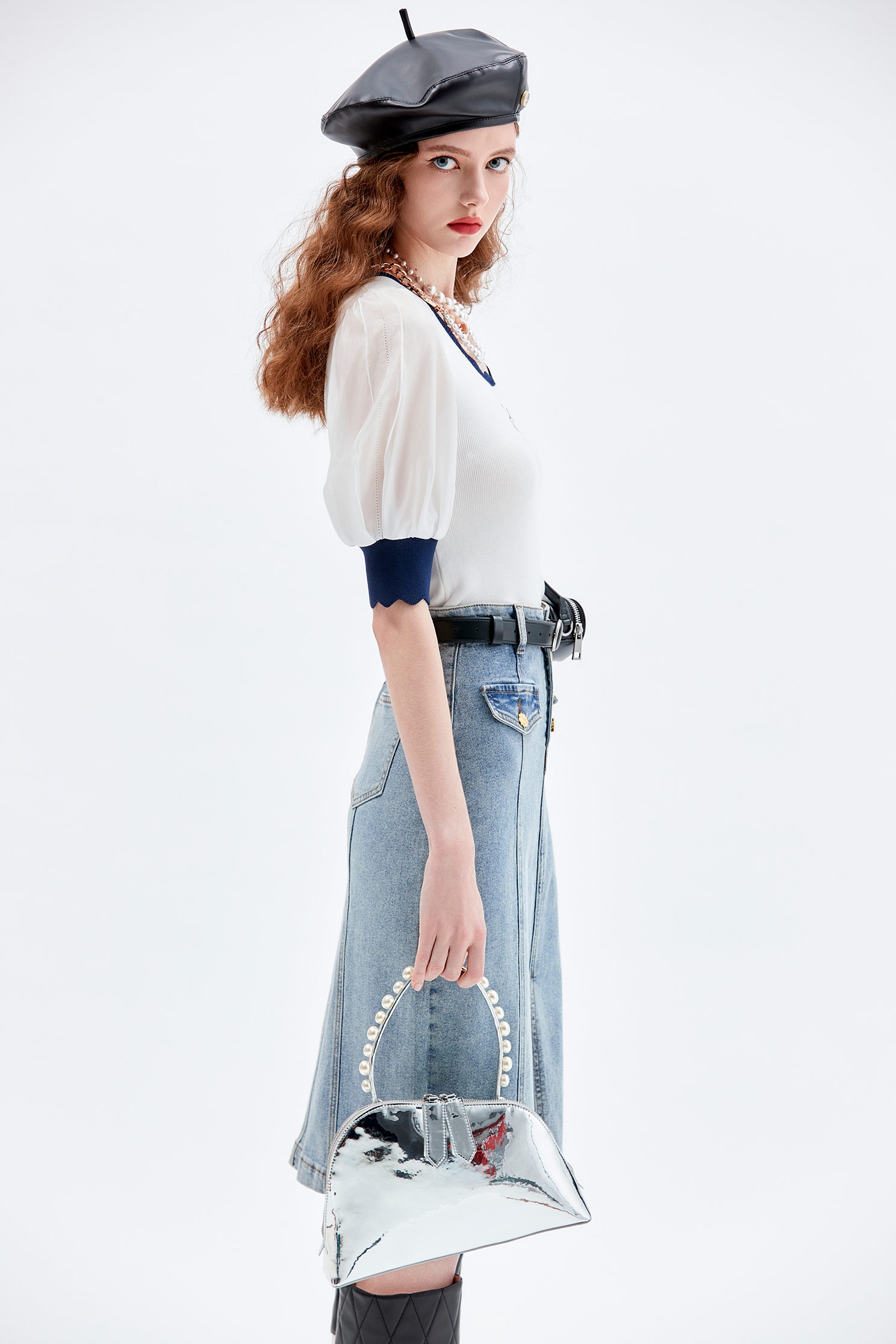 午夜藍配色收邊上衣午夜藍配色收邊上衣,上衣,人氣商品,刺繡,白色上衣,秋冬穿搭,針織,針織衫