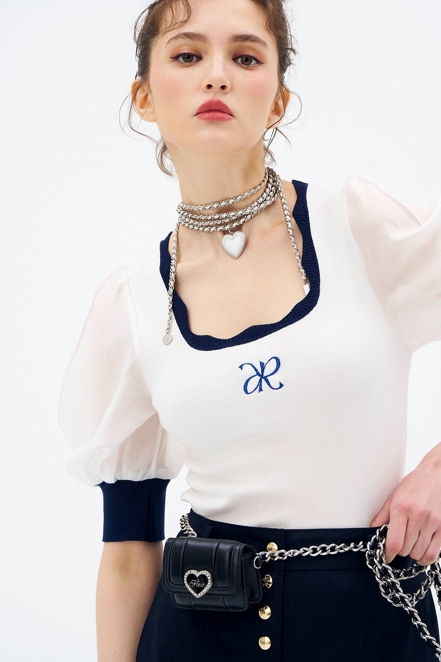 午夜藍配色收邊上衣午夜藍配色收邊上衣,上衣,人氣商品,刺繡,白色上衣,秋冬穿搭,針織,針織衫