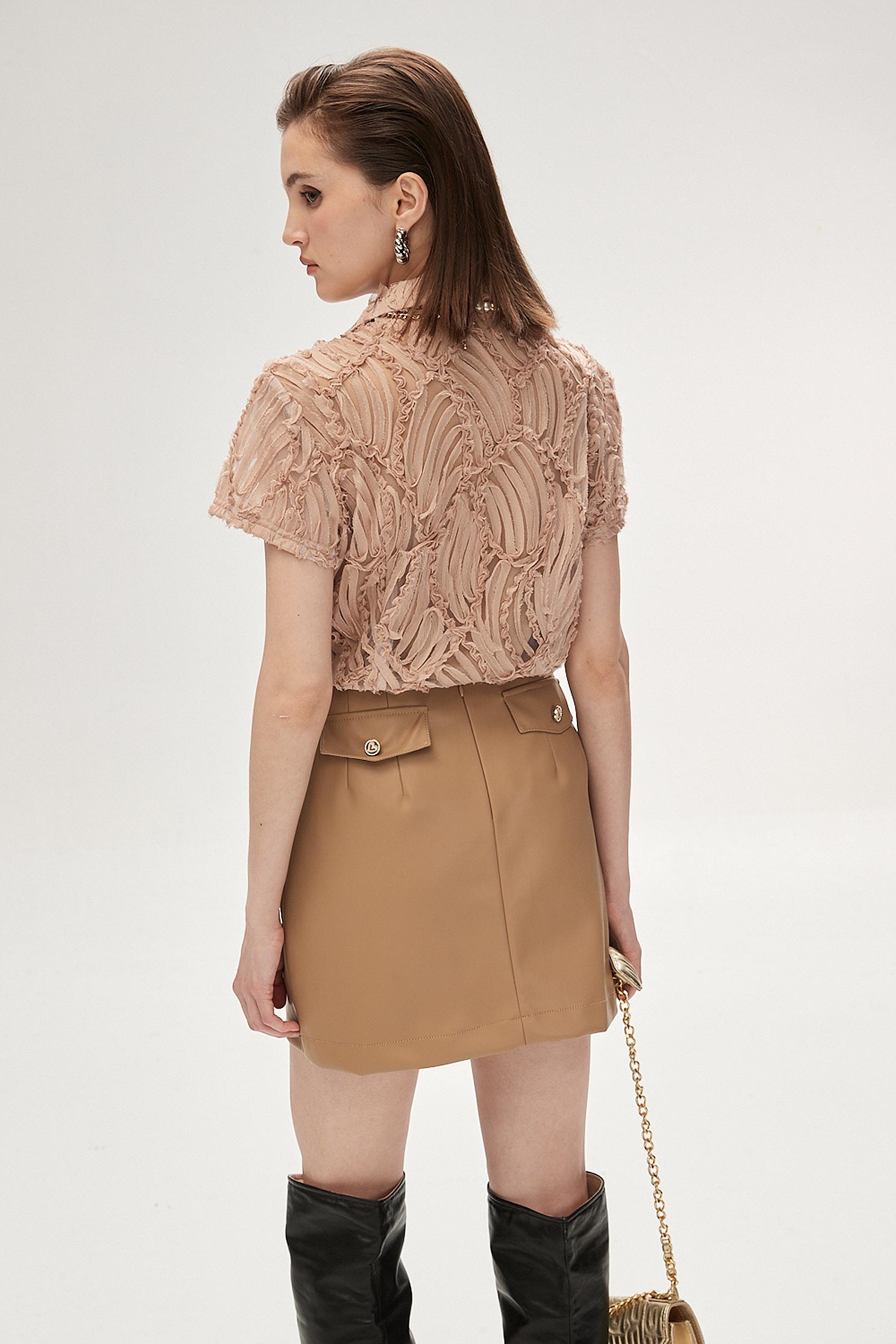 珍珠項鍊網紗立體繞花上衣珍珠項鍊網紗立體繞花上衣,上班OL穿搭,上衣,珍珠,秋冬穿搭,網紗,襯衫,項鍊