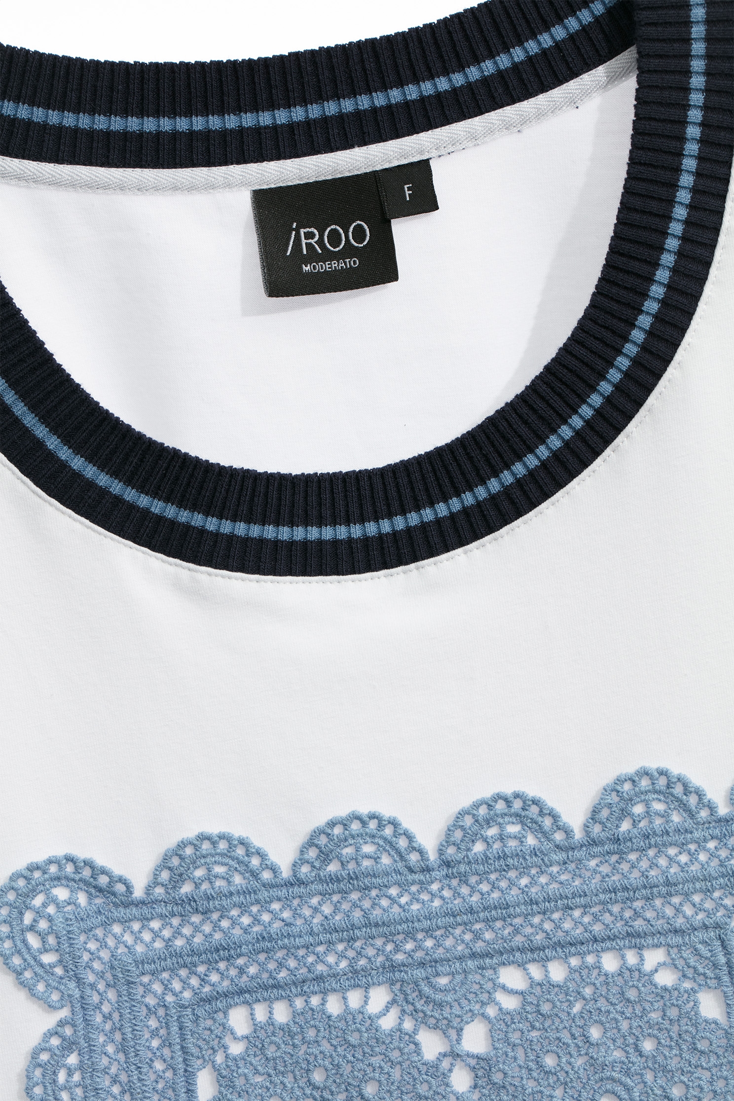 晴空藍精緻蕾絲繡花Ｔ晴空藍精緻蕾絲繡花Ｔ,T-Shirt,上衣,人氣商品,白色上衣,秋冬穿搭,純棉,繡花,蕾絲