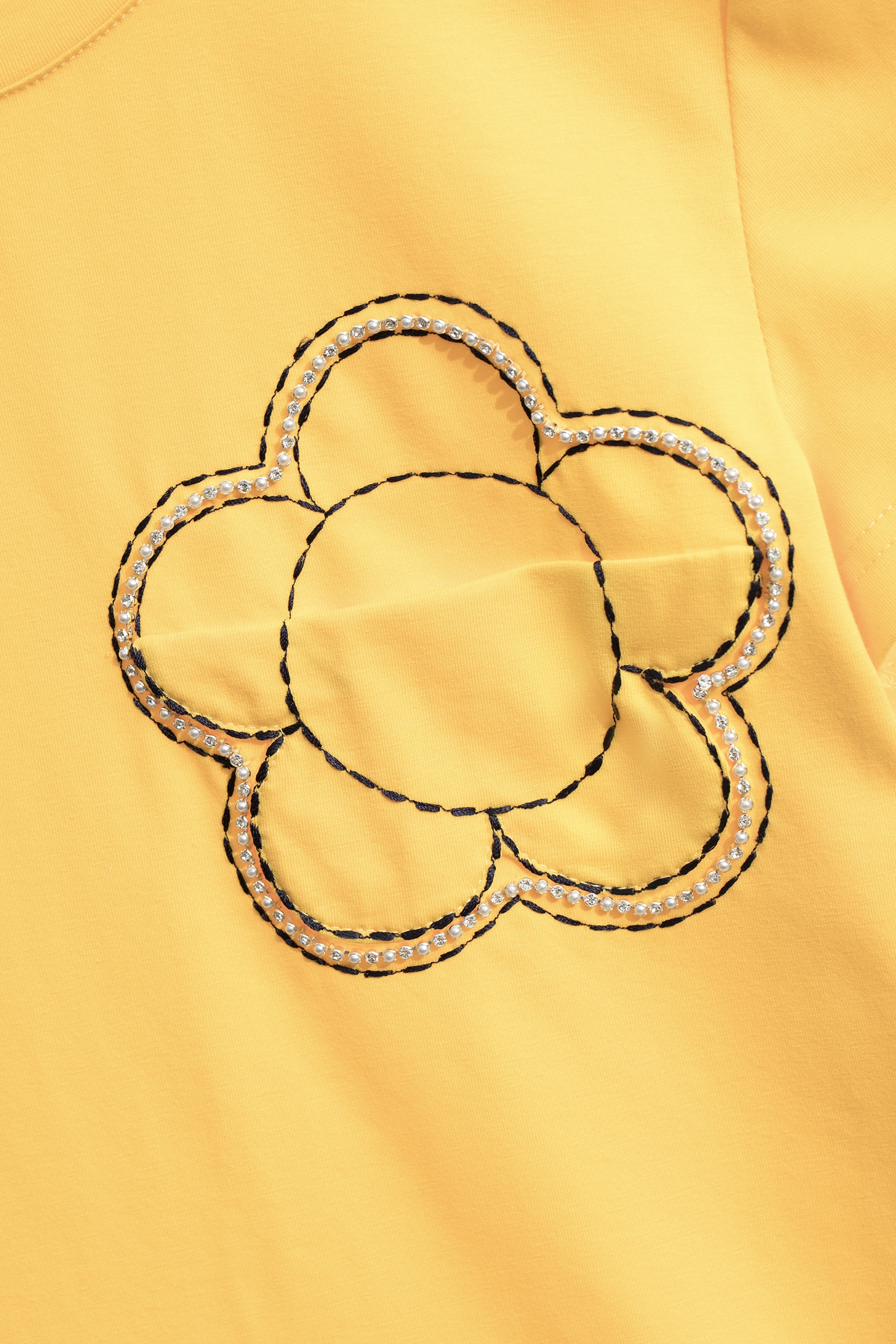 花粉黃閃亮花瓣T恤上衣花粉黃閃亮花瓣T恤上衣,T-Shirt,上衣,刺繡,秋冬穿搭