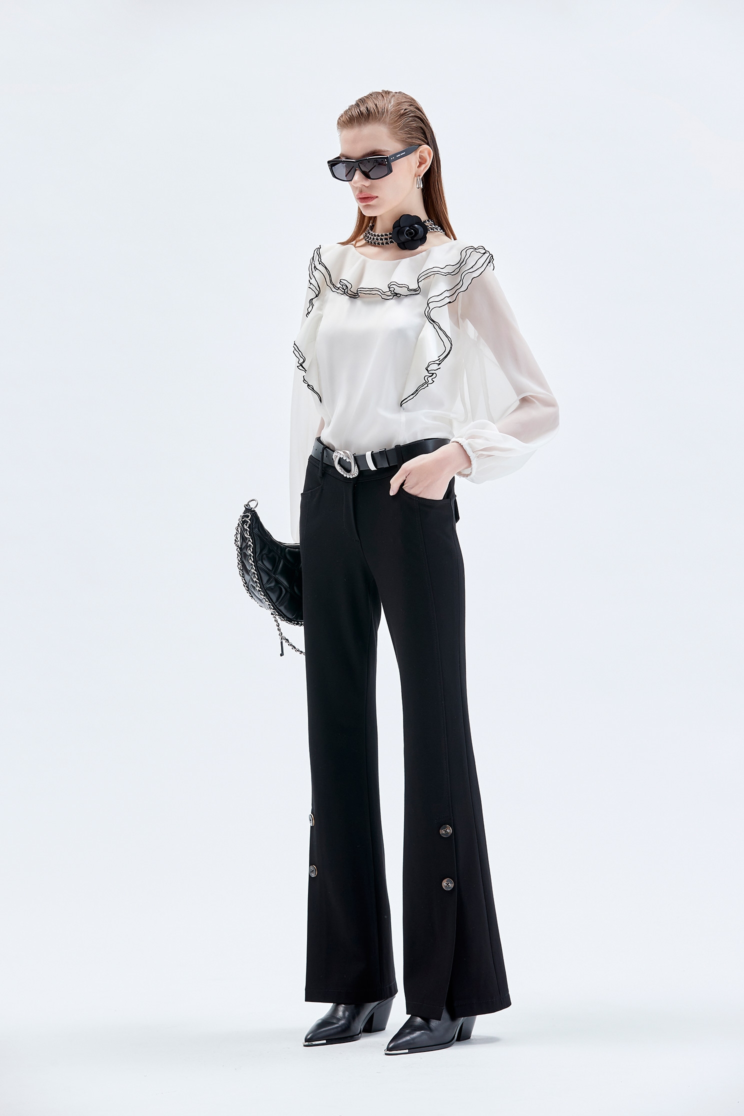 奶油白黑邊荷葉長袖上衣奶油白黑邊荷葉長袖上衣,上衣,內搭上衣,白色上衣,秋冬穿搭,荷葉