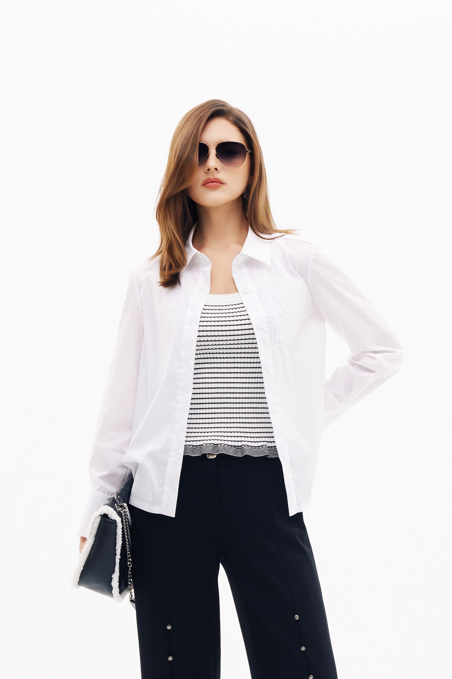 玫瑰繡花口袋簡約襯衫玫瑰繡花口袋簡約襯衫,上班OL穿搭,人氣商品,春夏穿搭,簡約穿搭,花花世界,襯衫