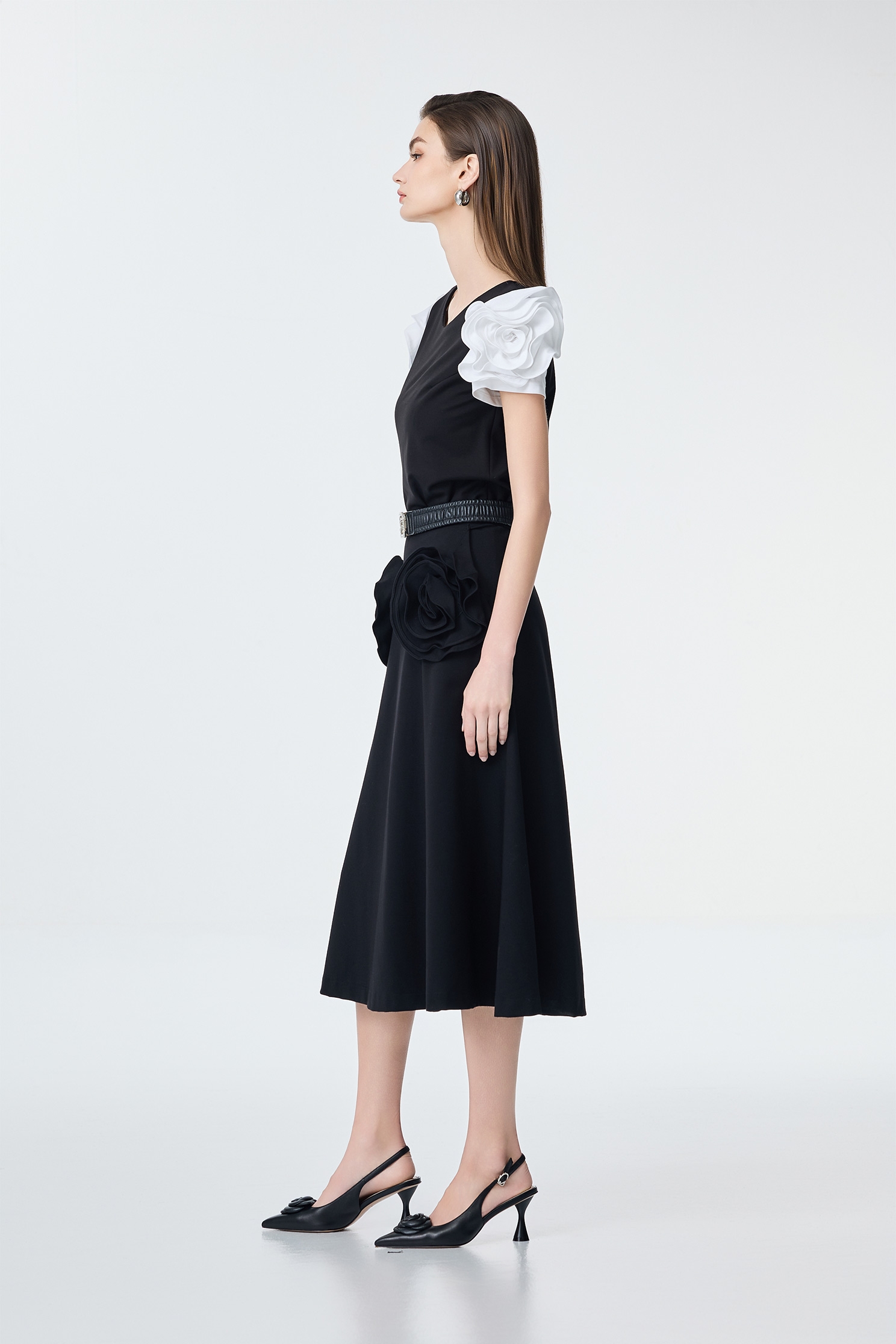 黑白撞色玫瑰繞花袖單品上衣黑白撞色玫瑰繞花袖單品上衣,上衣,人氣商品,春夏穿搭,時髦成套搭配,花花世界