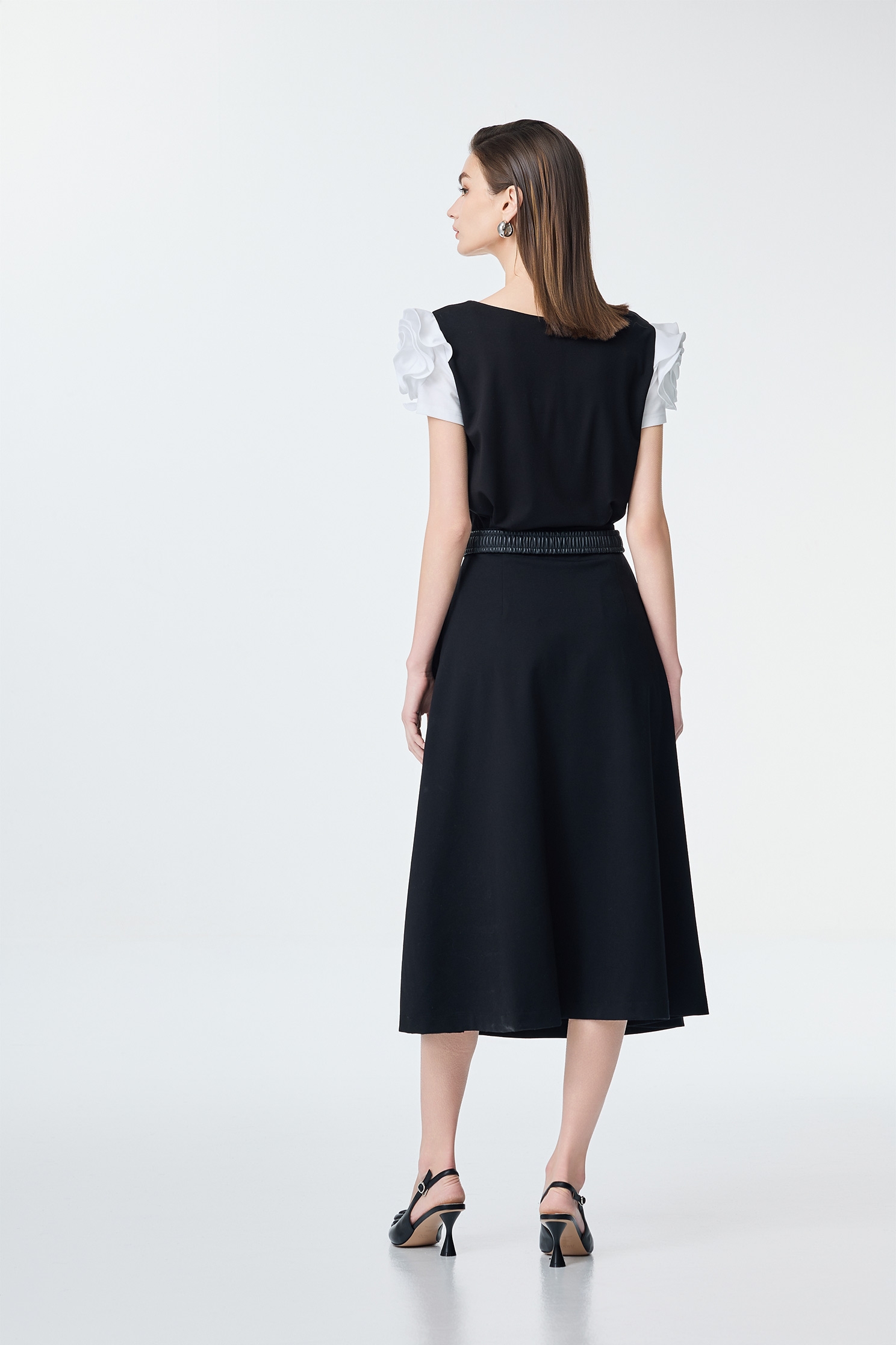 黑白撞色玫瑰繞花袖單品上衣黑白撞色玫瑰繞花袖單品上衣,上衣,人氣商品,春夏穿搭,時髦成套搭配,花花世界