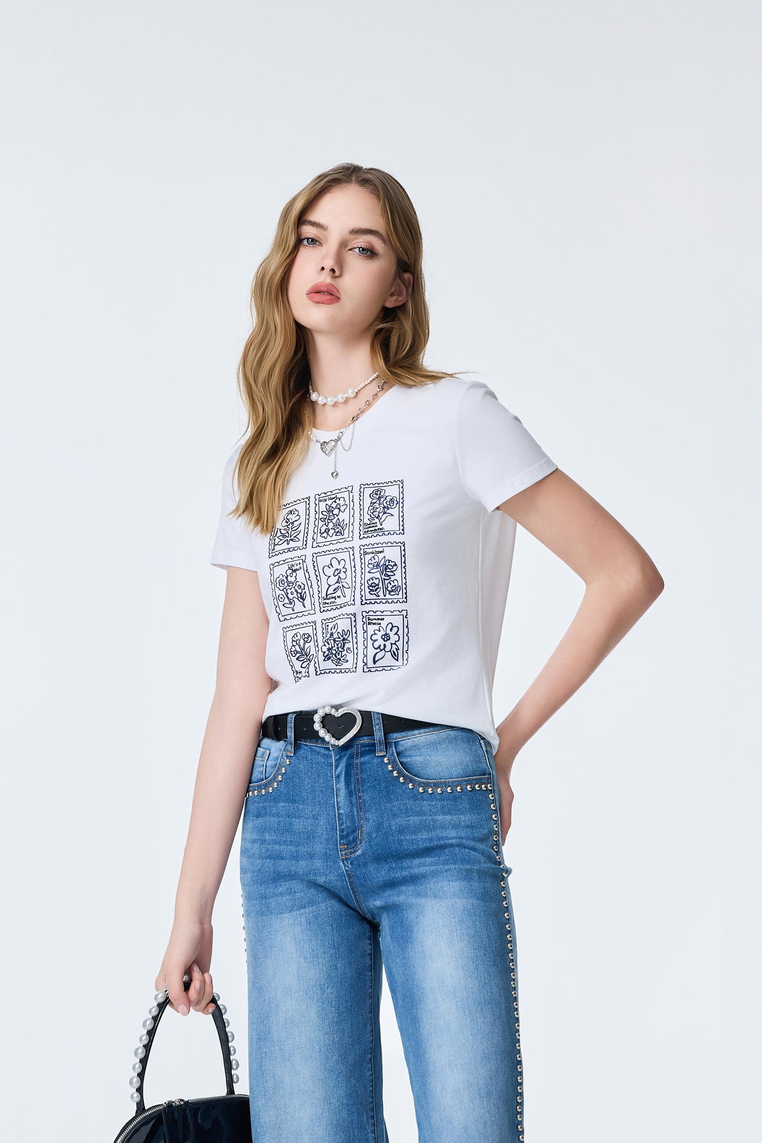 花朵郵票造型T恤上衣花朵郵票造型T恤上衣,T-Shirt,T恤,上衣,刺繡,春夏穿搭,約會特輯,純棉