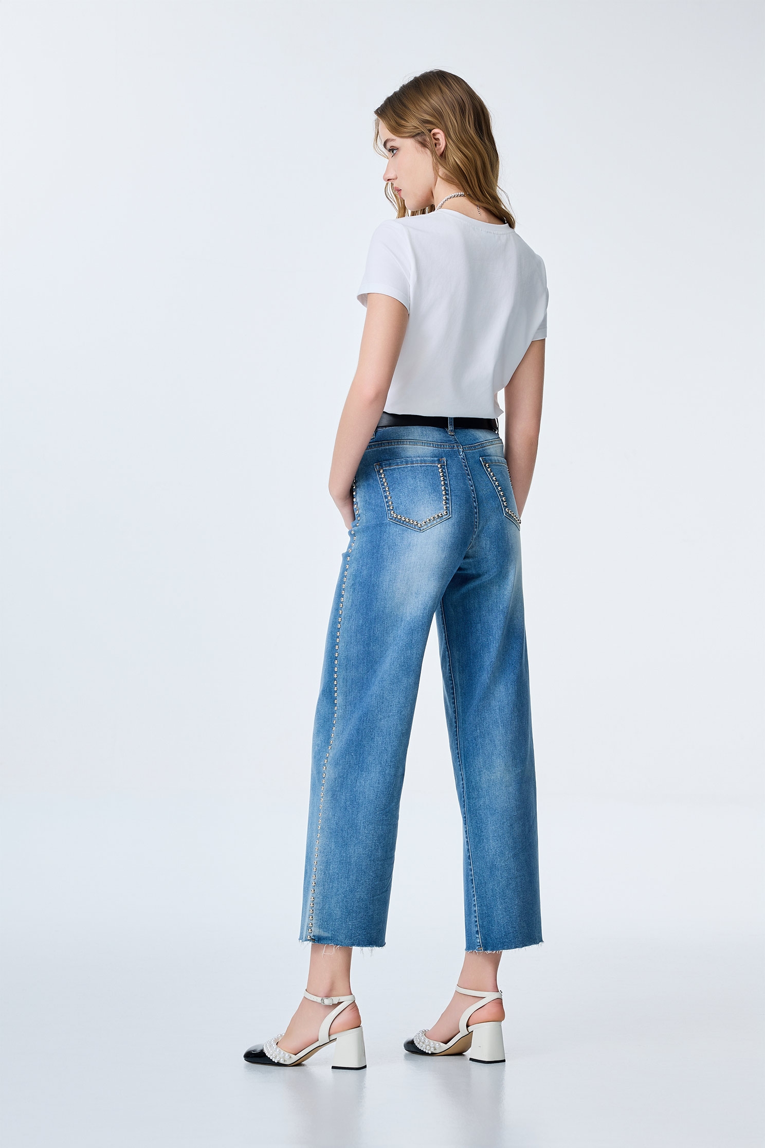 花朵郵票造型T恤上衣花朵郵票造型T恤上衣,T-Shirt,T恤,上衣,刺繡,春夏穿搭,約會特輯,純棉