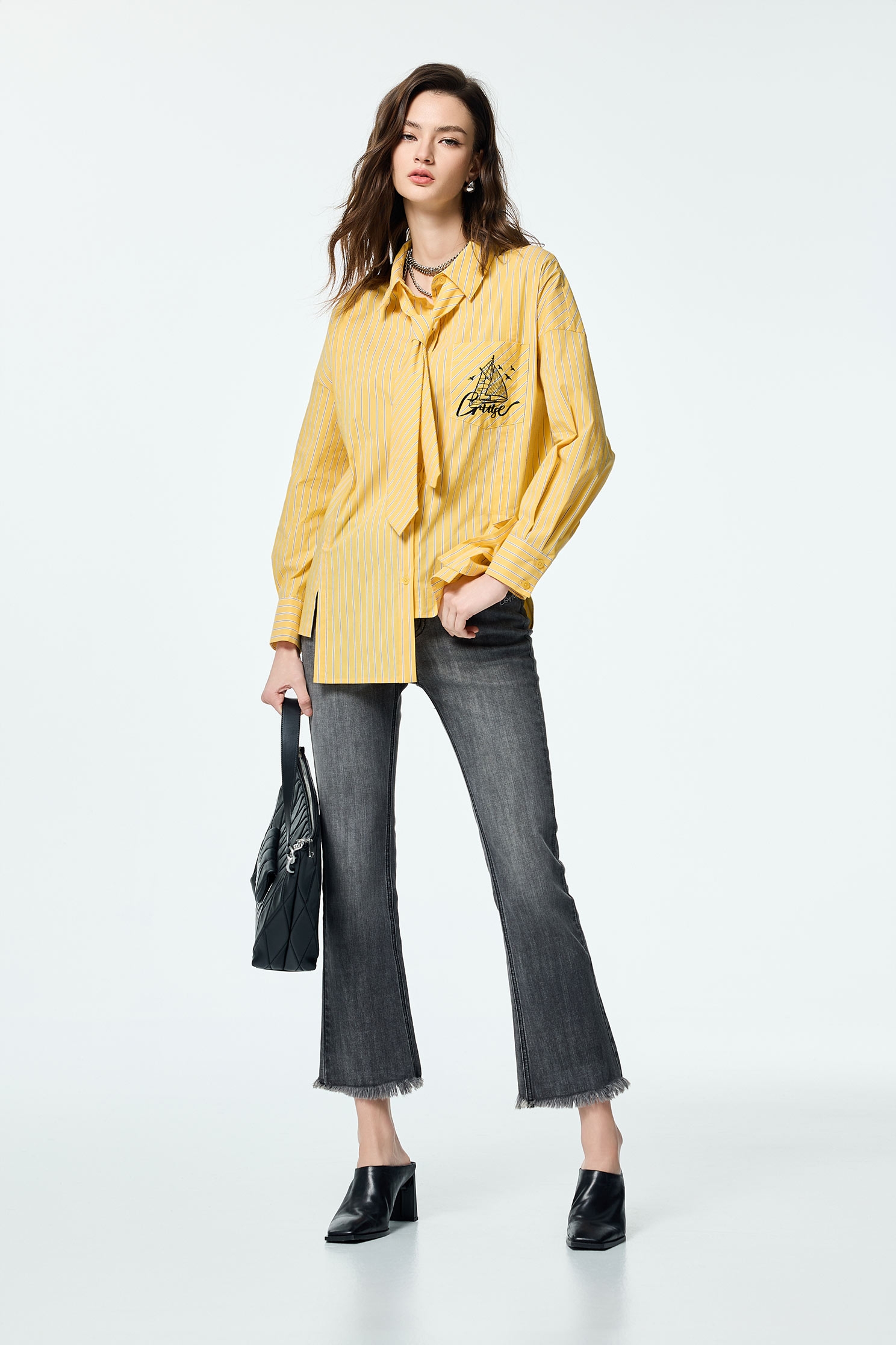 黃灰條不規則剪接大襯衫黃灰條不規則剪接大襯衫,上班OL穿搭,人氣商品,春夏穿搭,條紋,繡花,襯衫,輕奢度假,輕奢渡假