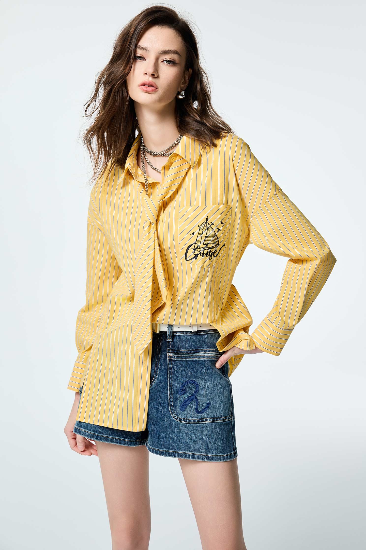 黃灰條不規則剪接大襯衫黃灰條不規則剪接大襯衫,上班OL穿搭,人氣商品,春夏穿搭,條紋,繡花,襯衫,輕奢度假,輕奢渡假