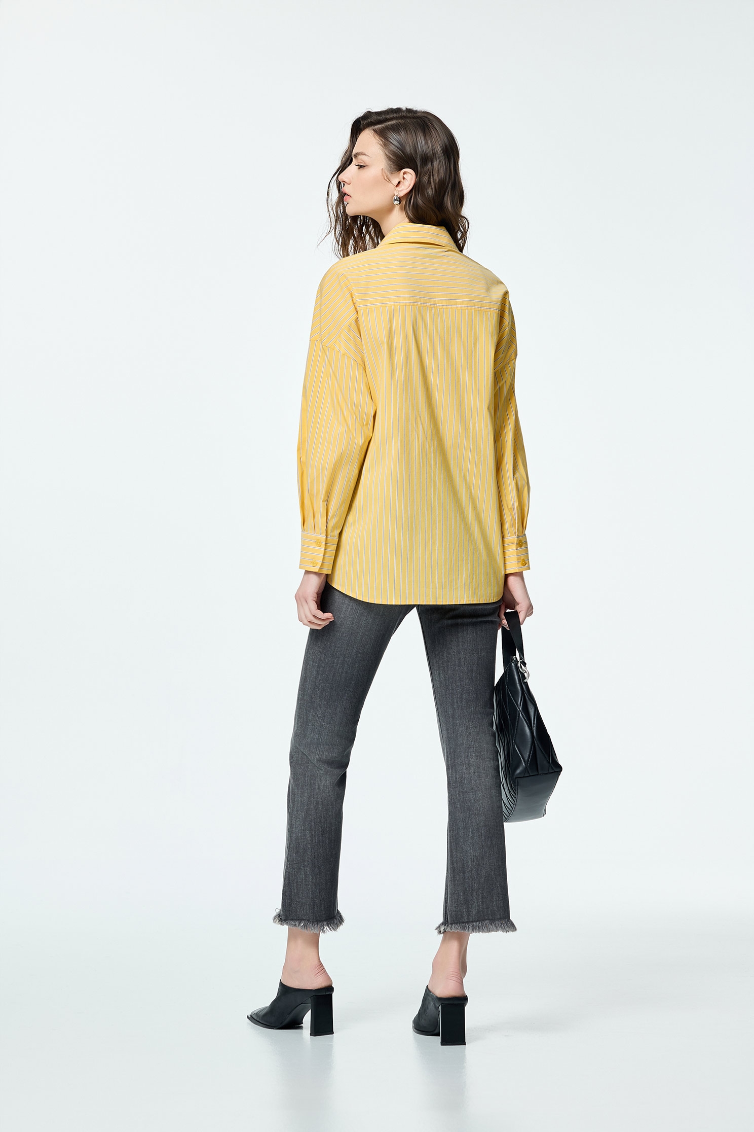 黃灰條不規則剪接大襯衫黃灰條不規則剪接大襯衫,上班OL穿搭,人氣商品,春夏穿搭,條紋,繡花,襯衫,輕奢度假,輕奢渡假