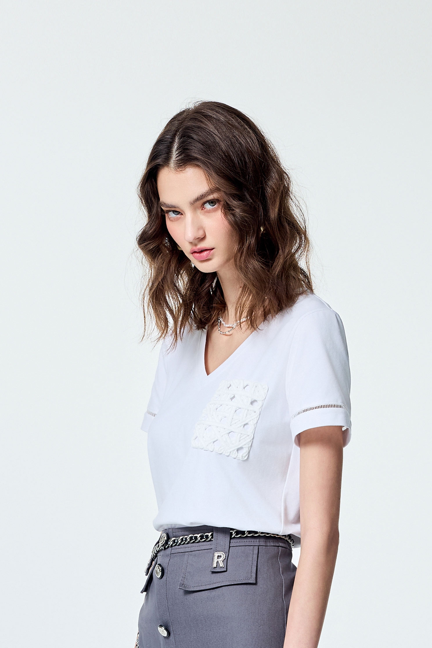 編織口袋Ｖ領Ｔ編織口袋Ｖ領Ｔ,T-Shirt,上班OL穿搭,春夏穿搭,約會特輯,純棉,輕奢度假,輕奢渡假