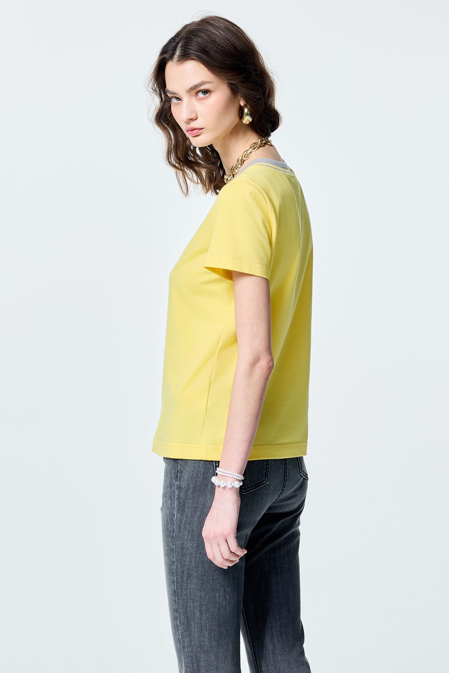 撞色羅紋領陽光黃T撞色羅紋領陽光黃T,T-Shirt,上衣,春夏穿搭,純棉,繡花,輕奢度假