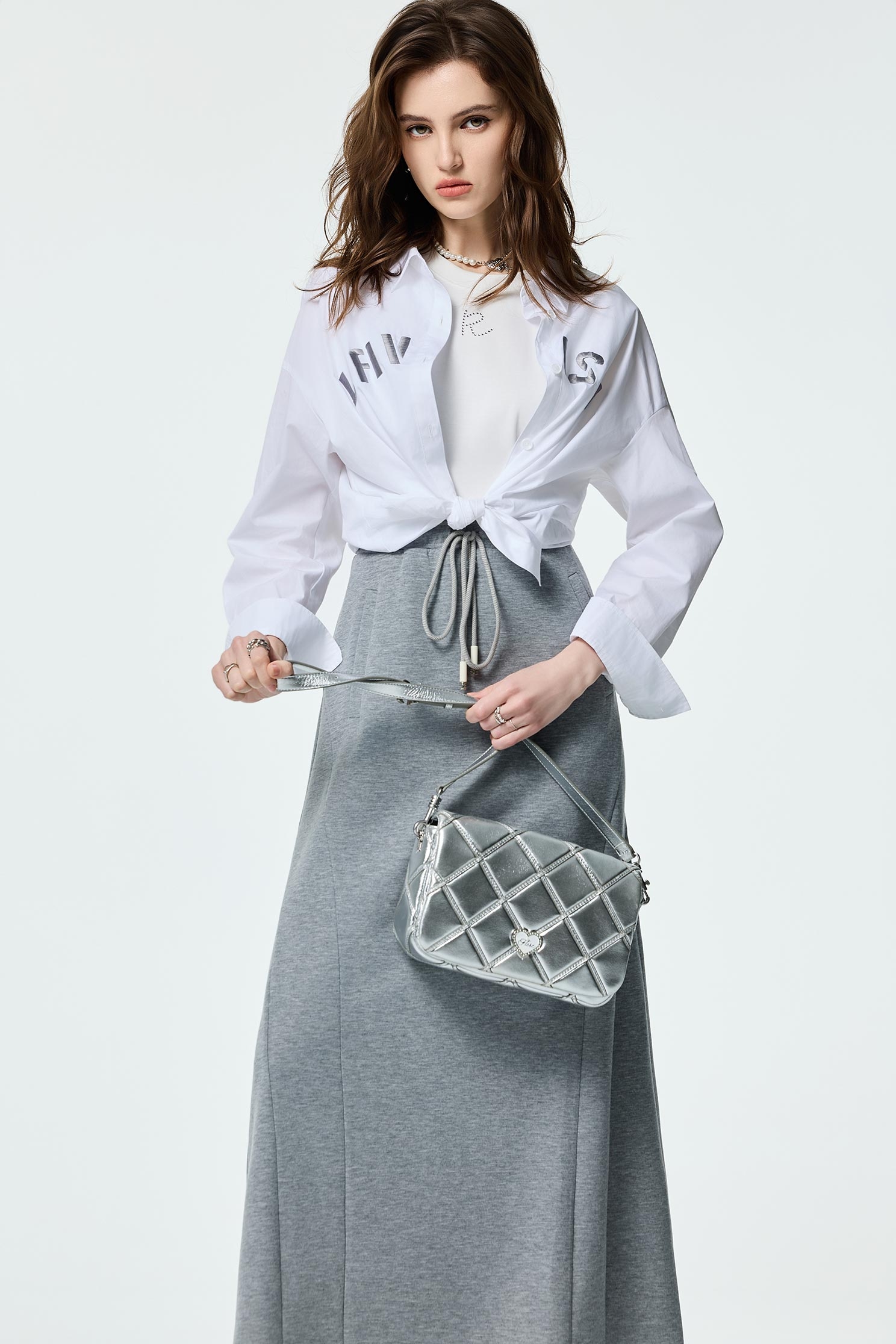 丁香灰刺繡長版襯衫丁香灰刺繡長版襯衫,上班OL穿搭,上衣,刺繡,春夏穿搭,襯衫,輕奢度假,輕奢渡假,長版襯衫