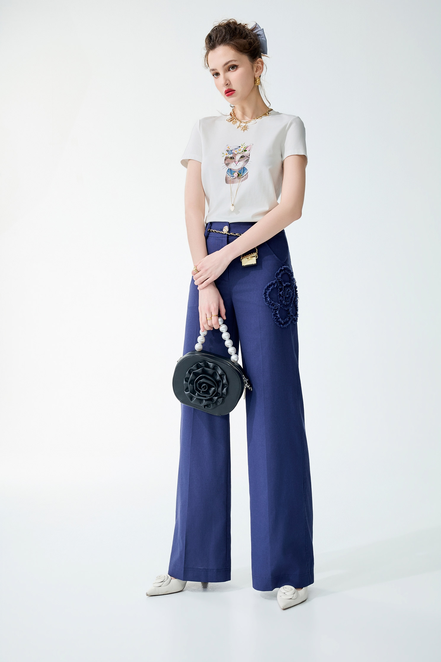 戴花朵帽貓咪印花Ｔ恤上衣戴花朵帽貓咪印花Ｔ恤上衣,上衣,春夏穿搭,白色上衣,項鍊