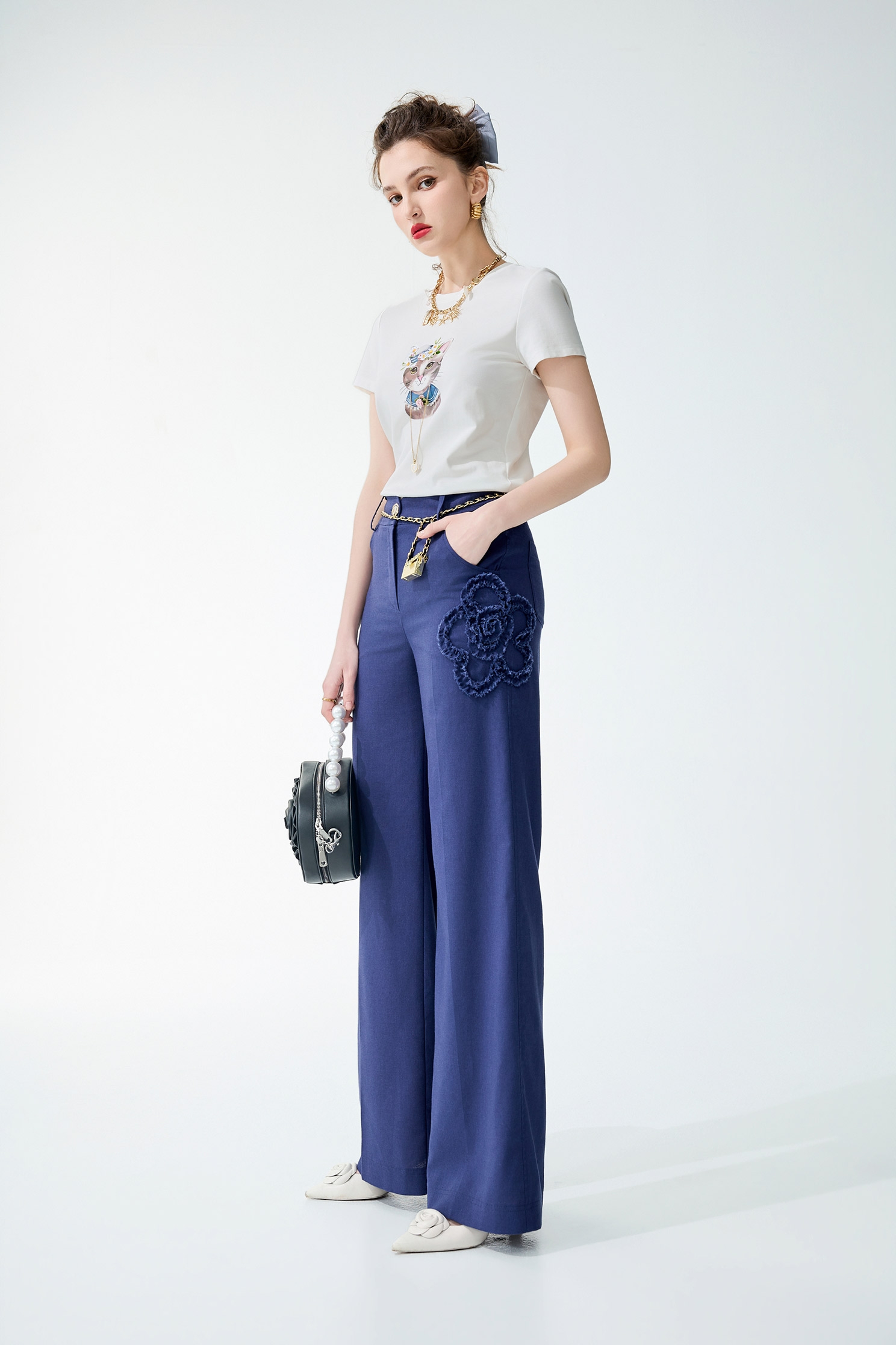 戴花朵帽貓咪印花Ｔ恤上衣戴花朵帽貓咪印花Ｔ恤上衣,上衣,春夏穿搭,白色上衣,項鍊