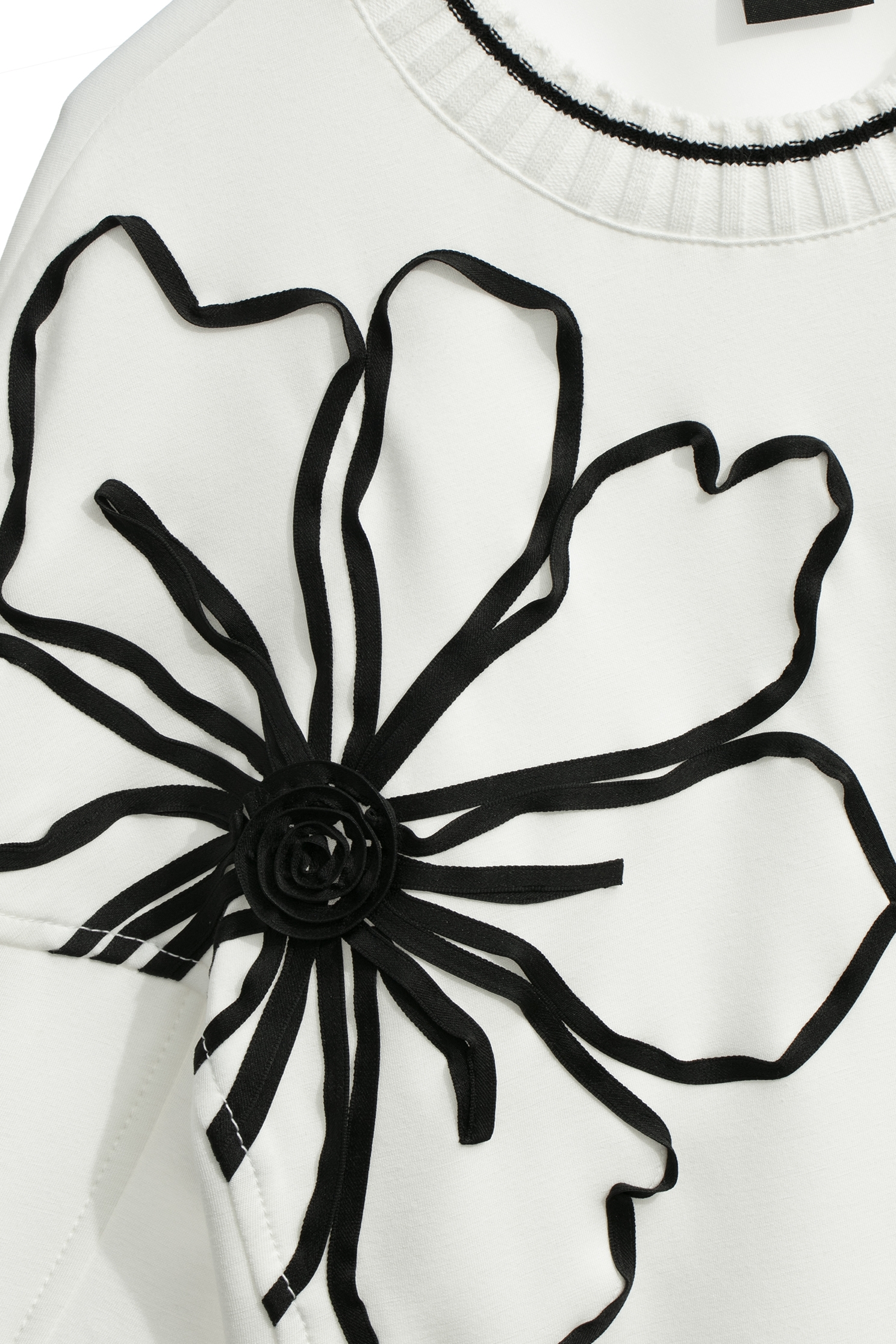 織帶立體繞黑花絲光上衣織帶立體繞黑花絲光上衣,上衣,白色上衣,秋冬穿搭