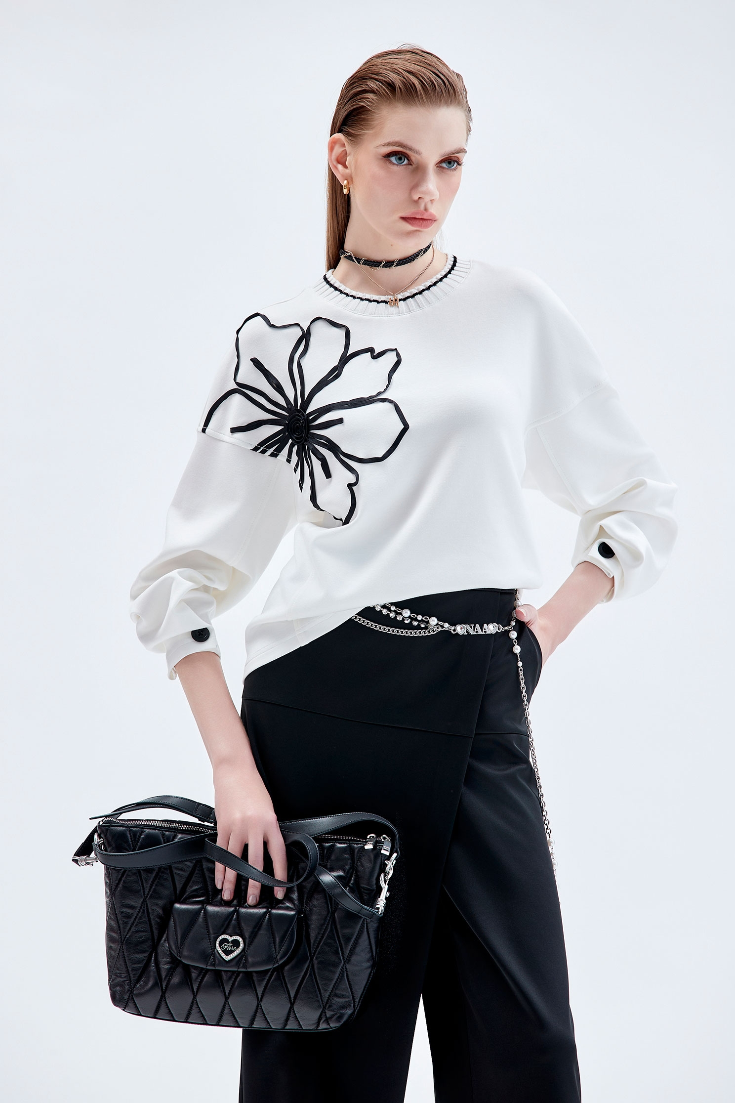 織帶立體繞黑花絲光上衣織帶立體繞黑花絲光上衣,上衣,白色上衣,秋冬穿搭