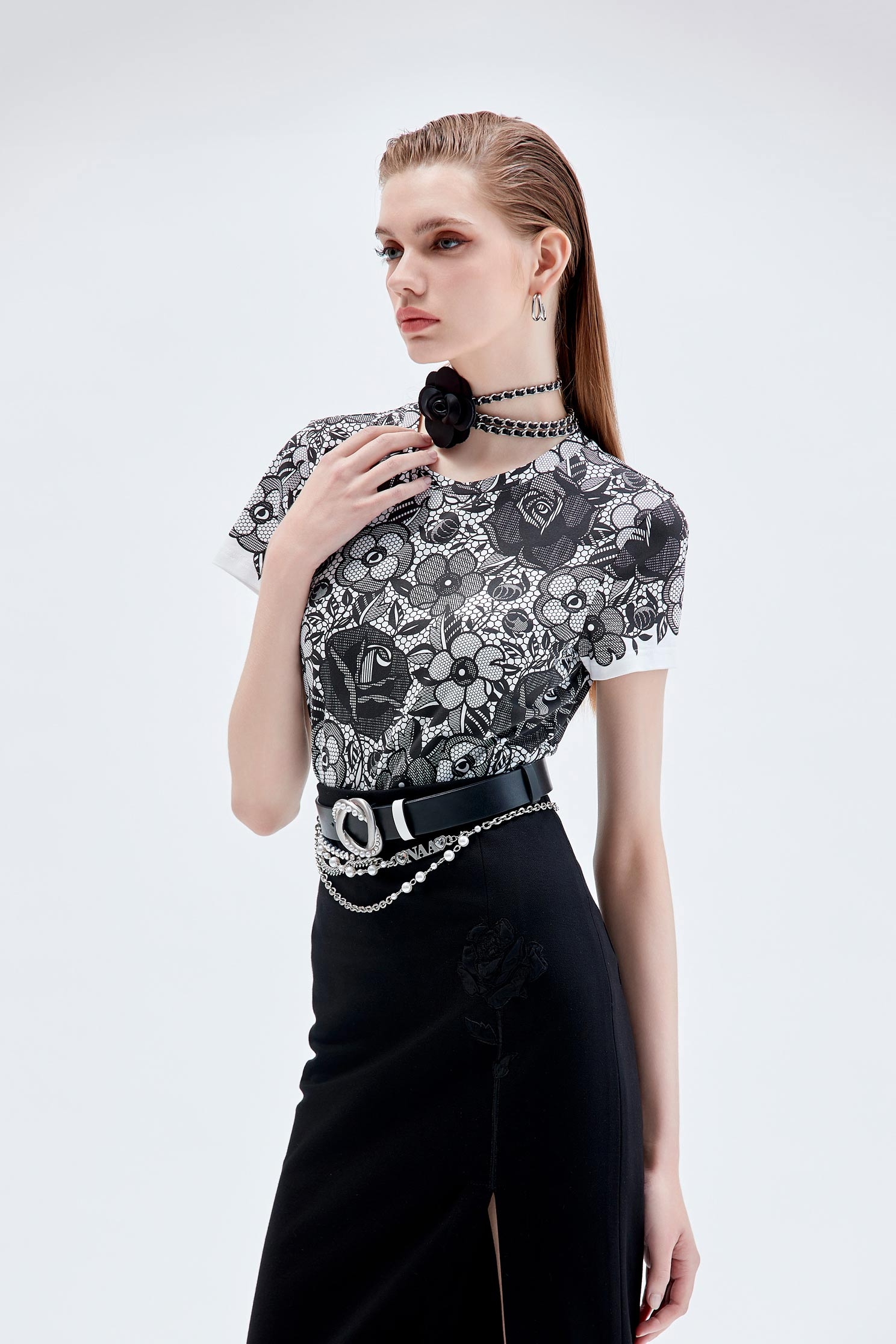 黑玫瑰滿版印花上衣黑玫瑰滿版印花上衣,T-Shirt,上衣,白色上衣,秋冬穿搭,純棉,花花世界