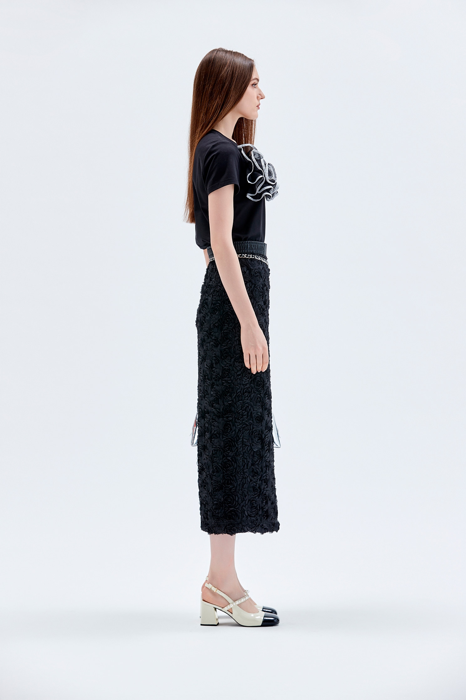 烏干繞花造型黑T恤烏干繞花造型黑T恤,上衣,秋冬穿搭,黑色上衣