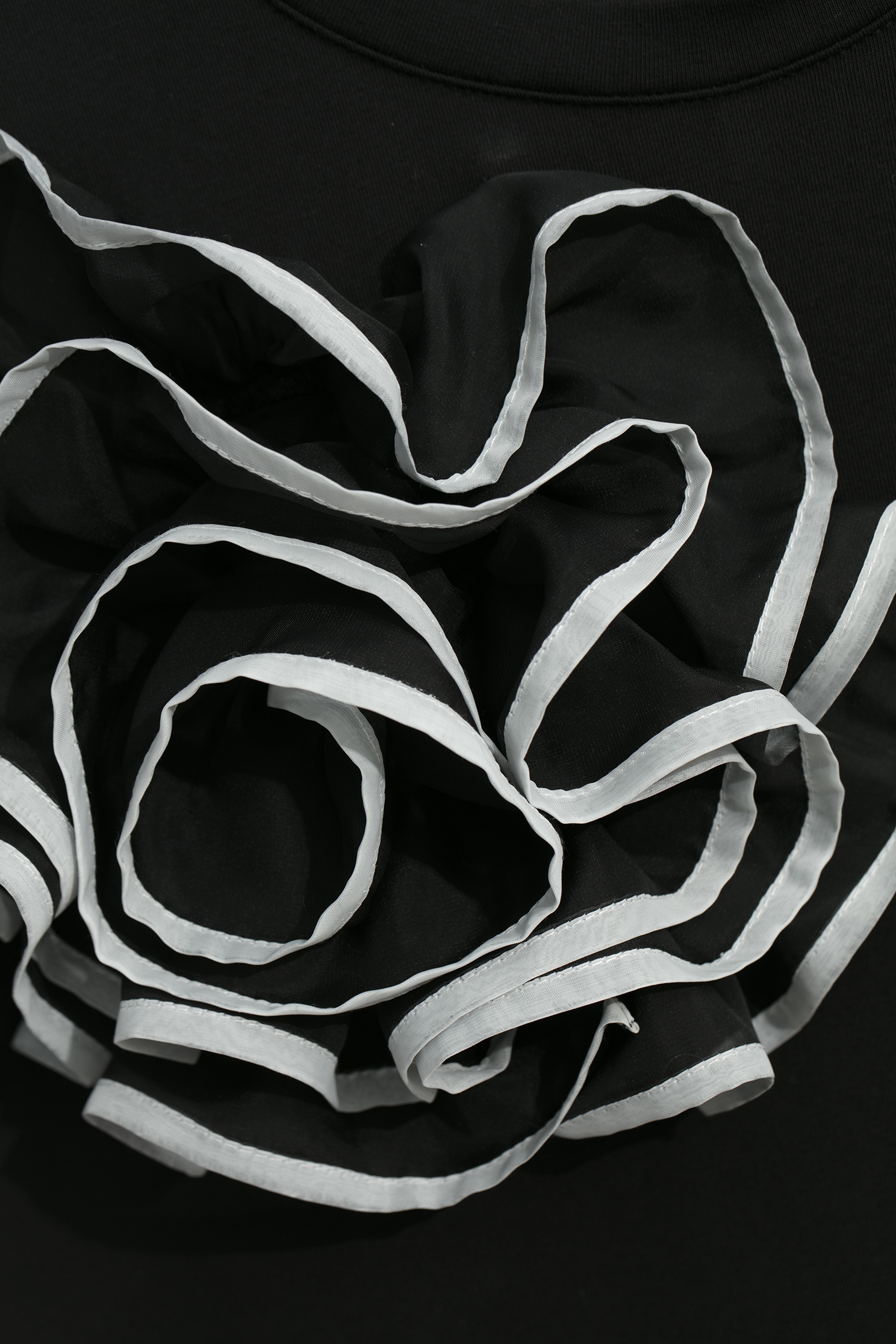 烏干繞花造型黑T恤烏干繞花造型黑T恤,上衣,秋冬穿搭,黑色上衣