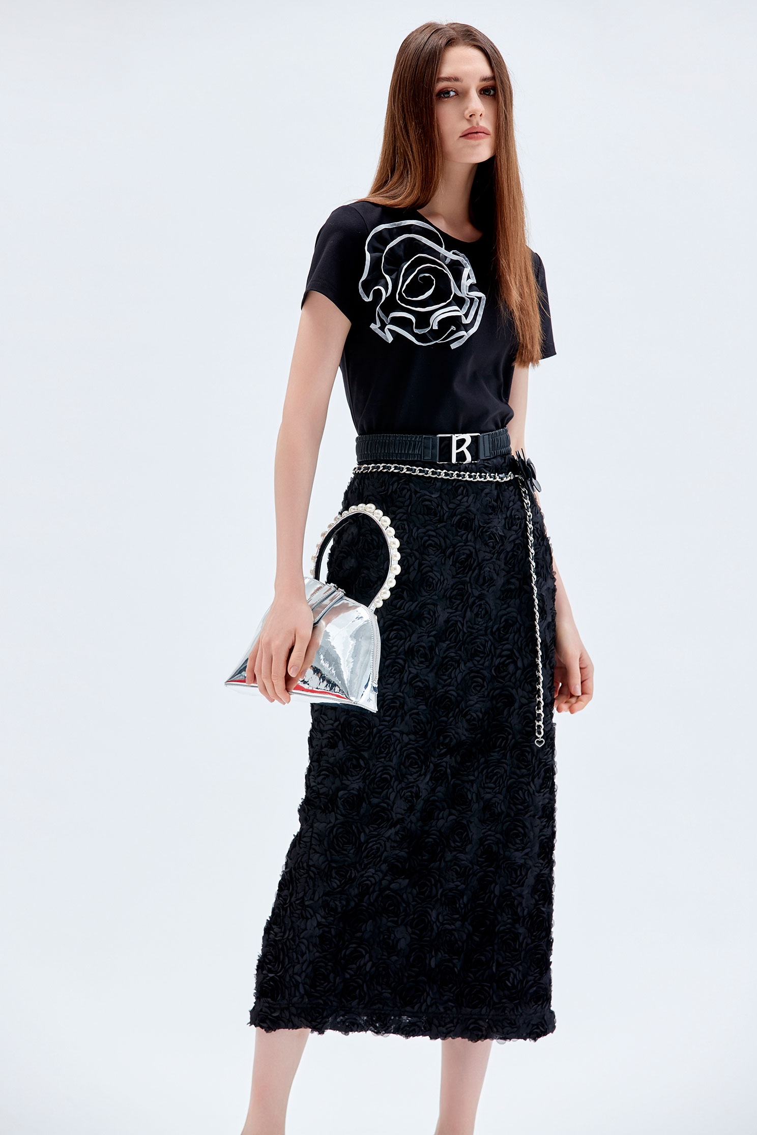 烏干繞花造型黑T恤烏干繞花造型黑T恤,上衣,秋冬穿搭,黑色上衣