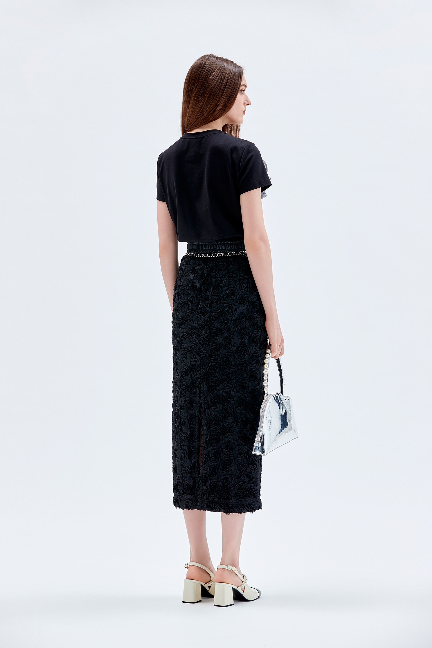 烏干繞花造型黑T恤烏干繞花造型黑T恤,上衣,秋冬穿搭,黑色上衣