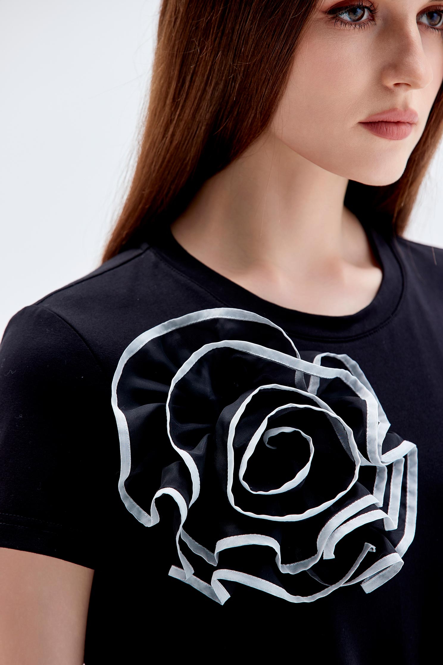 烏干繞花造型黑T恤烏干繞花造型黑T恤,上衣,秋冬穿搭,黑色上衣