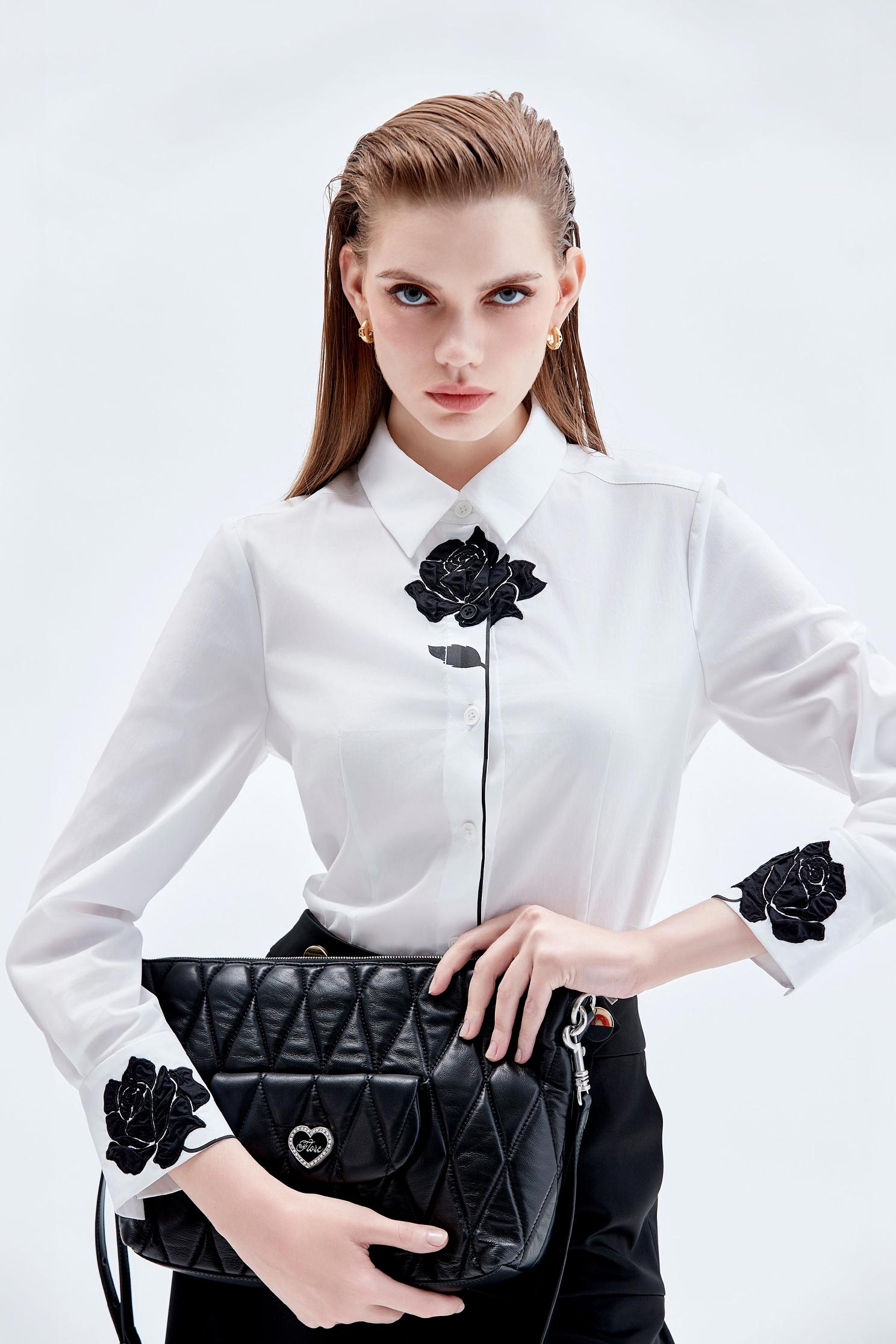 立體黑玫瑰繡花彈性白襯衫立體黑玫瑰繡花彈性白襯衫,上衣,人氣商品,白色上衣,秋冬穿搭,繡花,襯衫