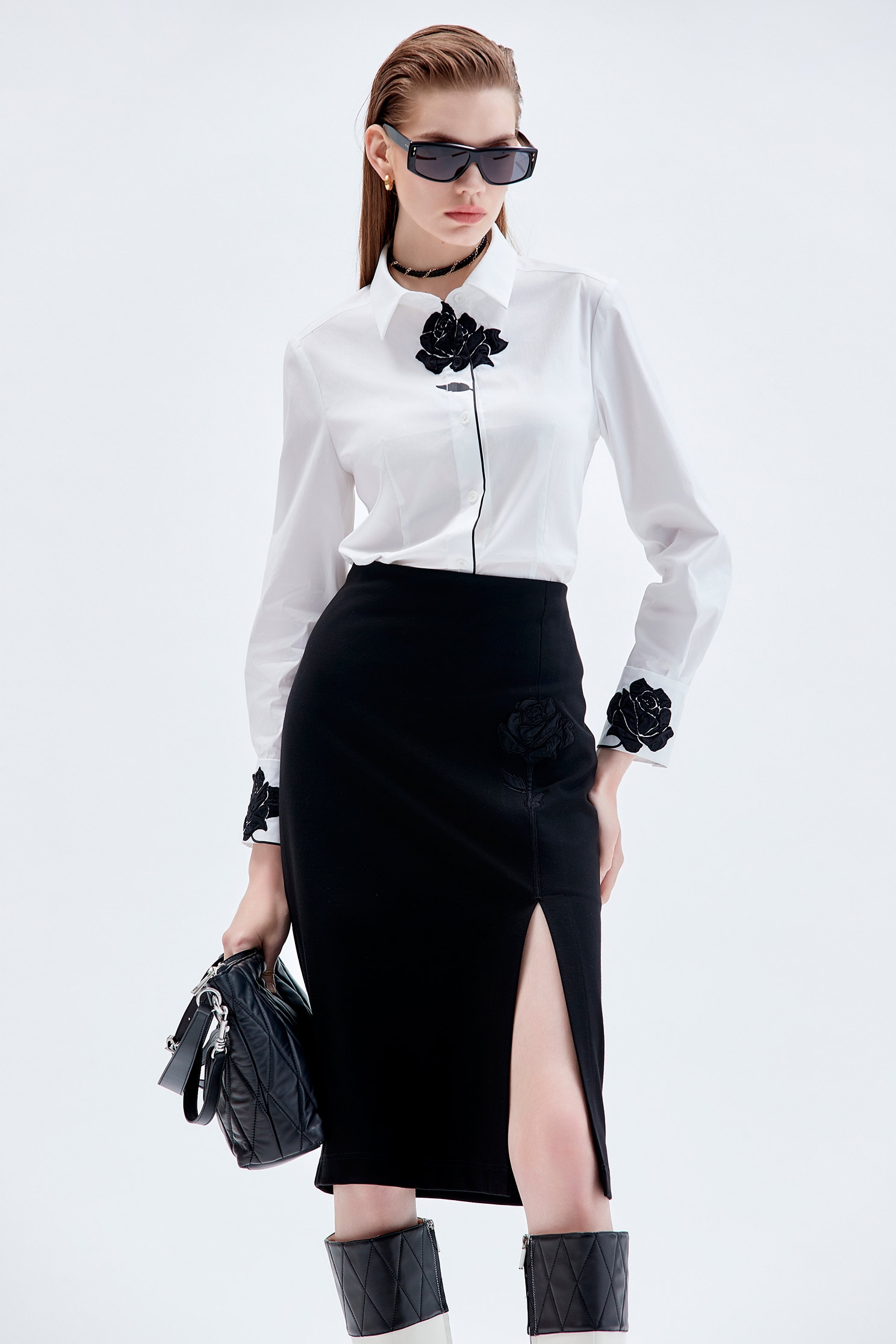 立體黑玫瑰繡花彈性白襯衫立體黑玫瑰繡花彈性白襯衫,上衣,人氣商品,白色上衣,秋冬穿搭,繡花,襯衫