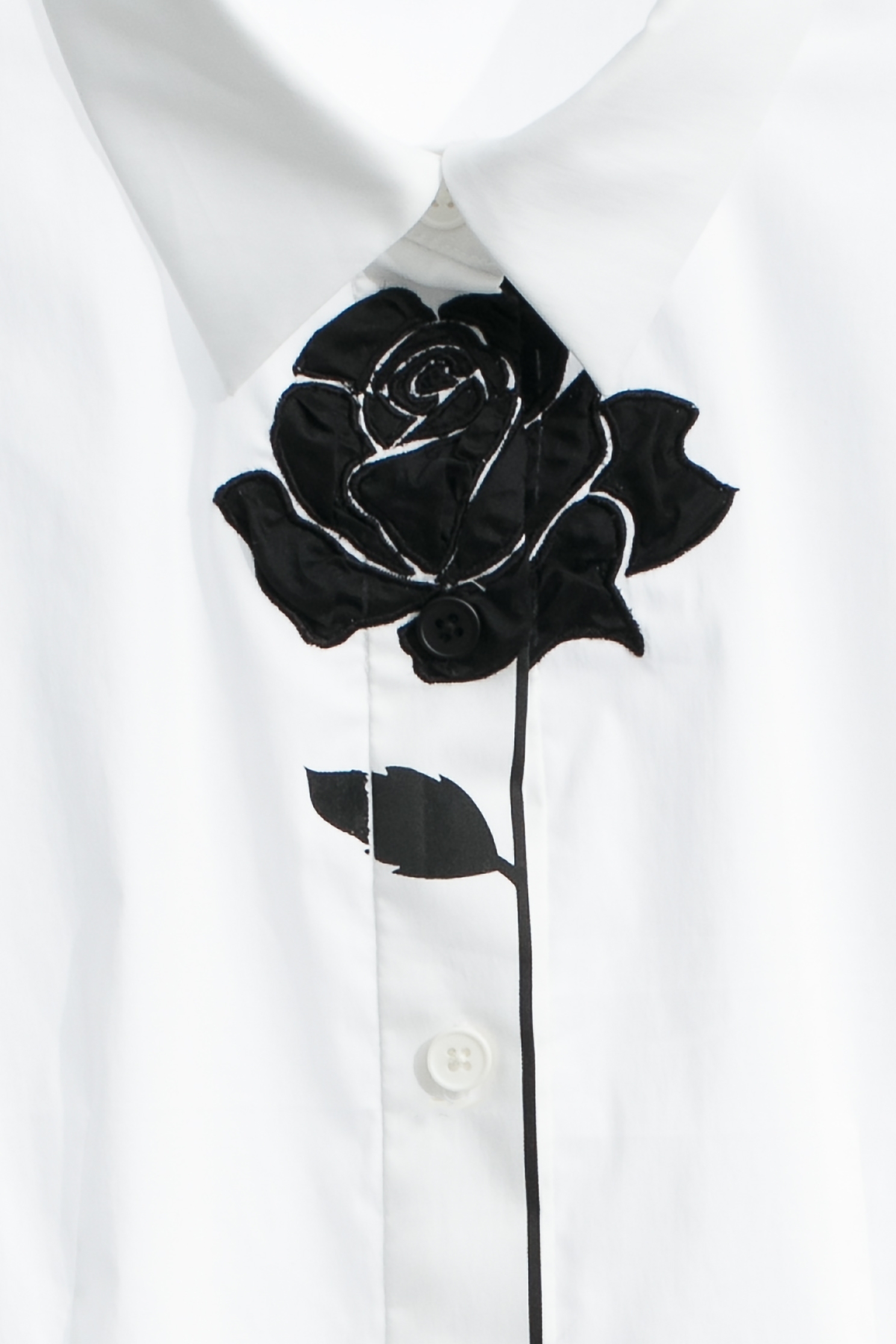 立體黑玫瑰繡花彈性白襯衫立體黑玫瑰繡花彈性白襯衫,上衣,人氣商品,白色上衣,秋冬穿搭,繡花,襯衫