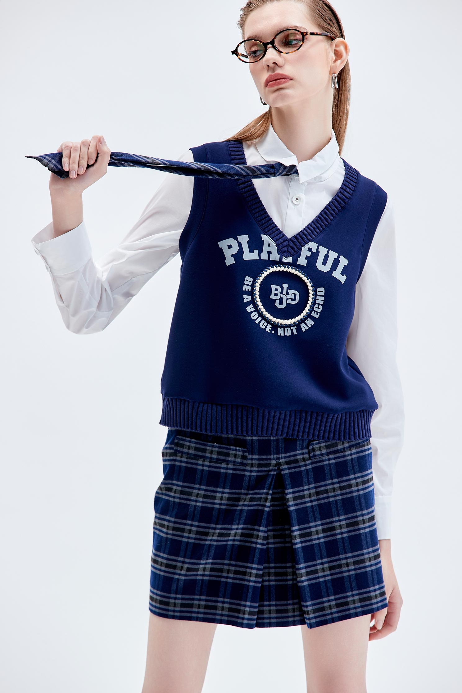 學運風有領帶襯衫上衣學運風有領帶襯衫上衣,上衣,格紋,白色上衣,秋冬穿搭,襯衫