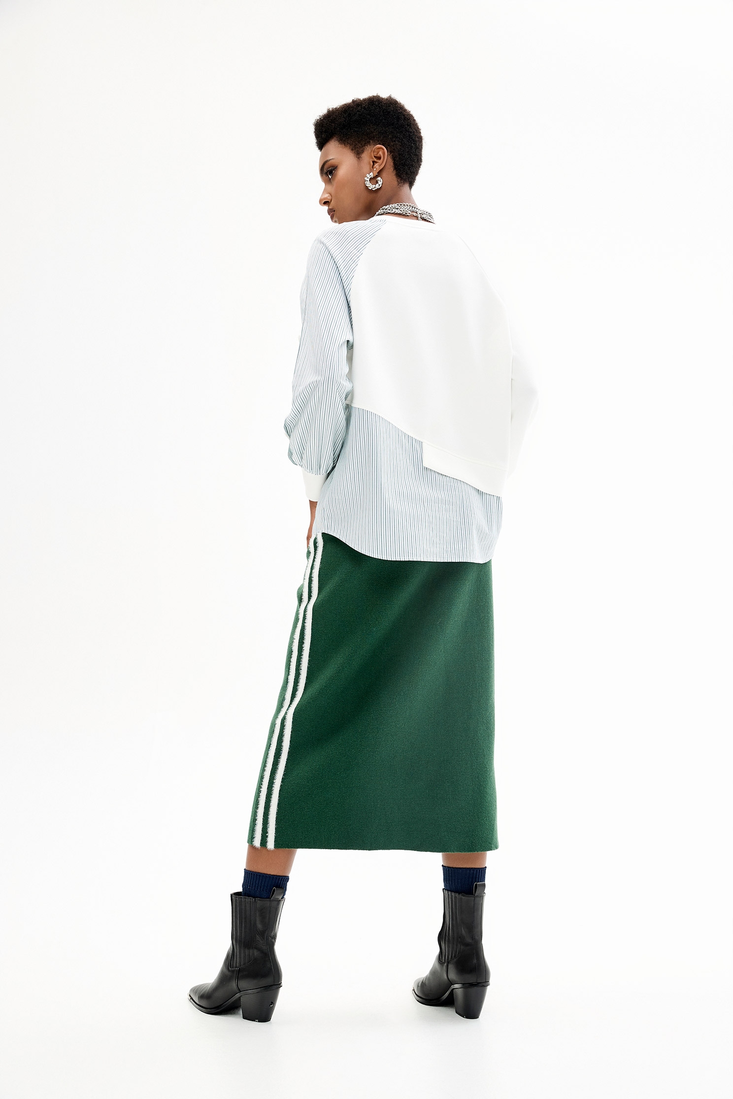 單邊袖鈕釦裝飾上衣單邊袖鈕釦裝飾上衣,上衣,條紋,白色上衣,秋冬穿搭