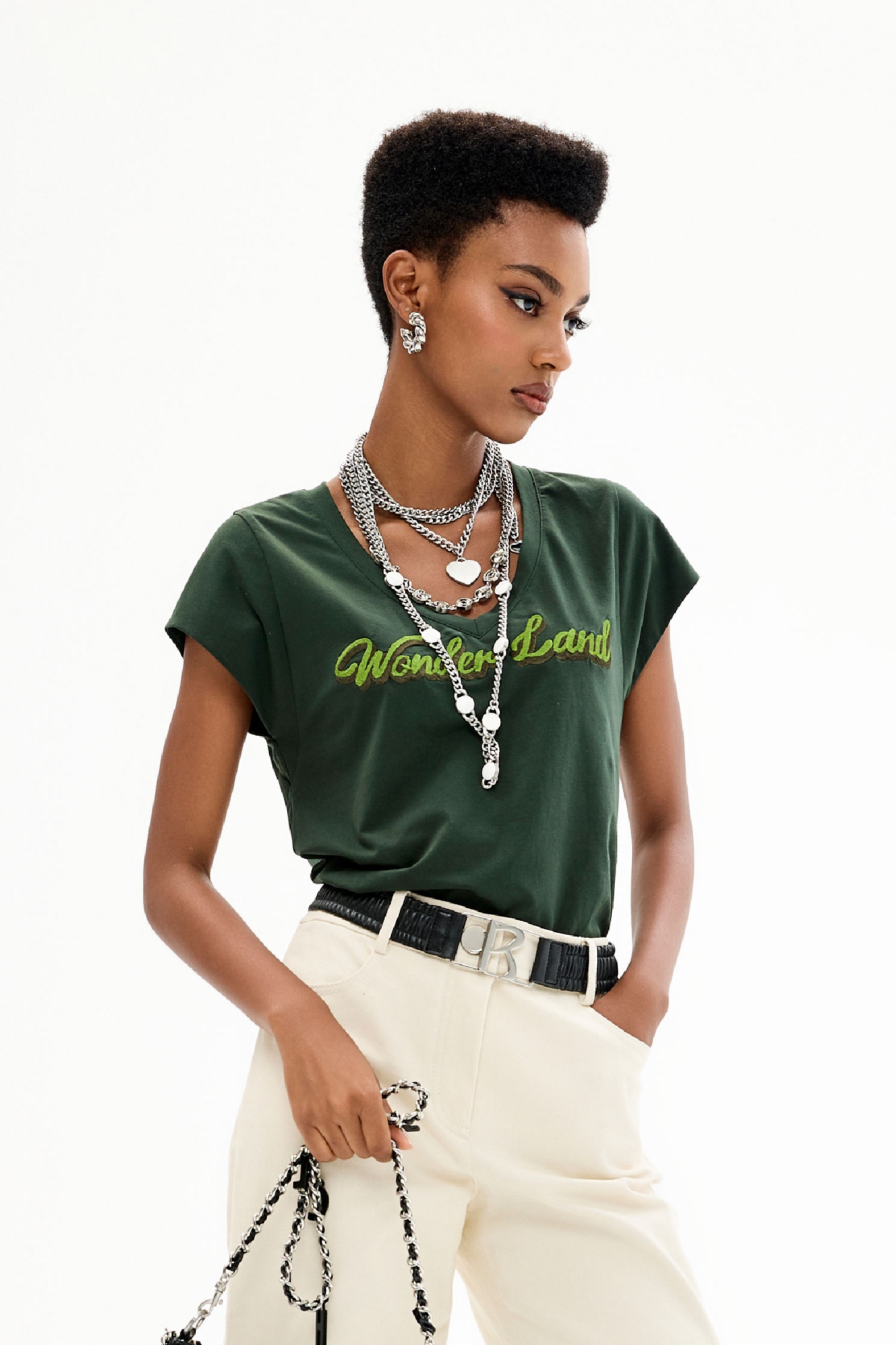 深翡翠色繡花T恤上衣深翡翠色繡花T恤上衣,上衣,刺繡,秋冬穿搭,繡花