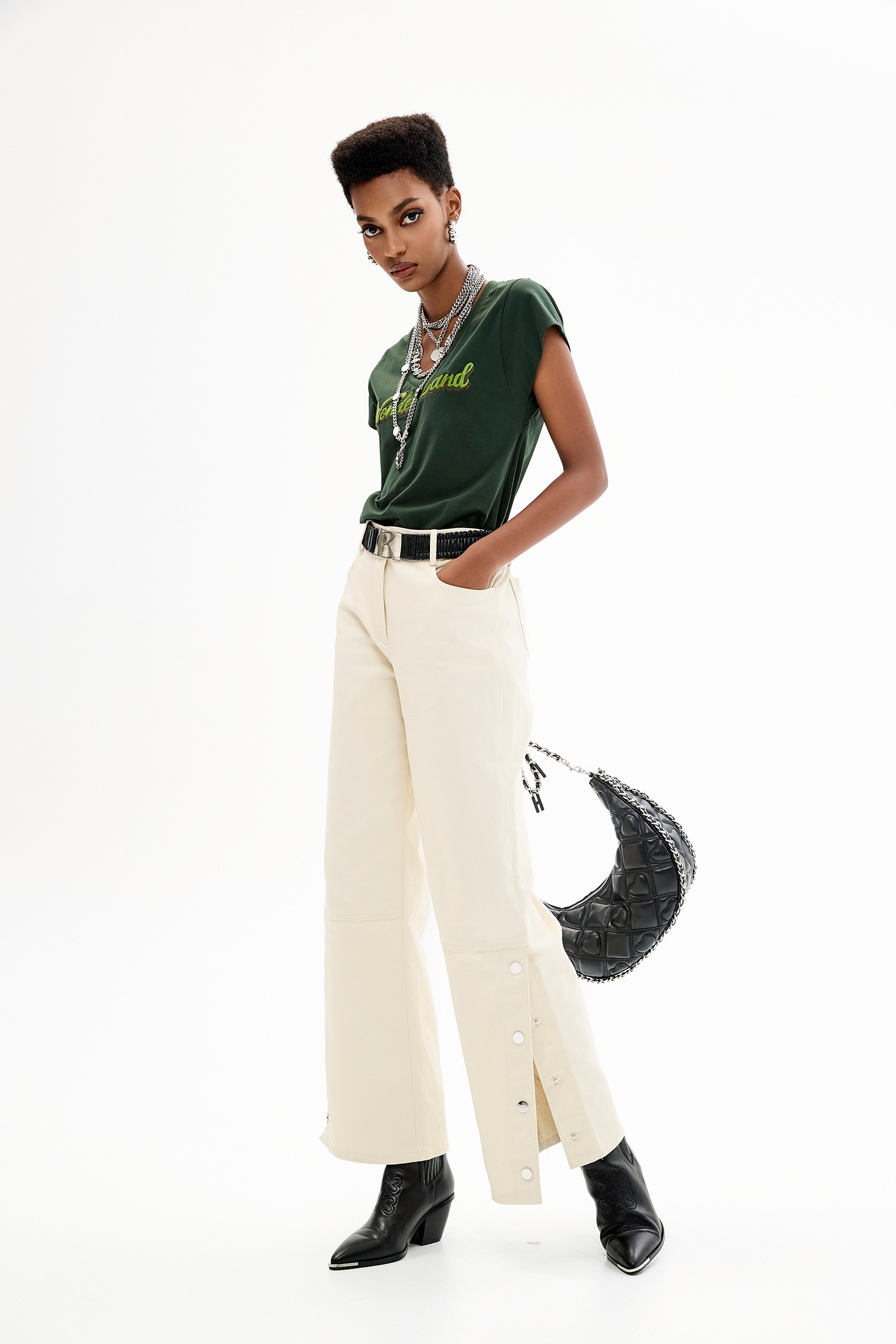 深翡翠色繡花T恤上衣深翡翠色繡花T恤上衣,上衣,刺繡,秋冬穿搭,繡花