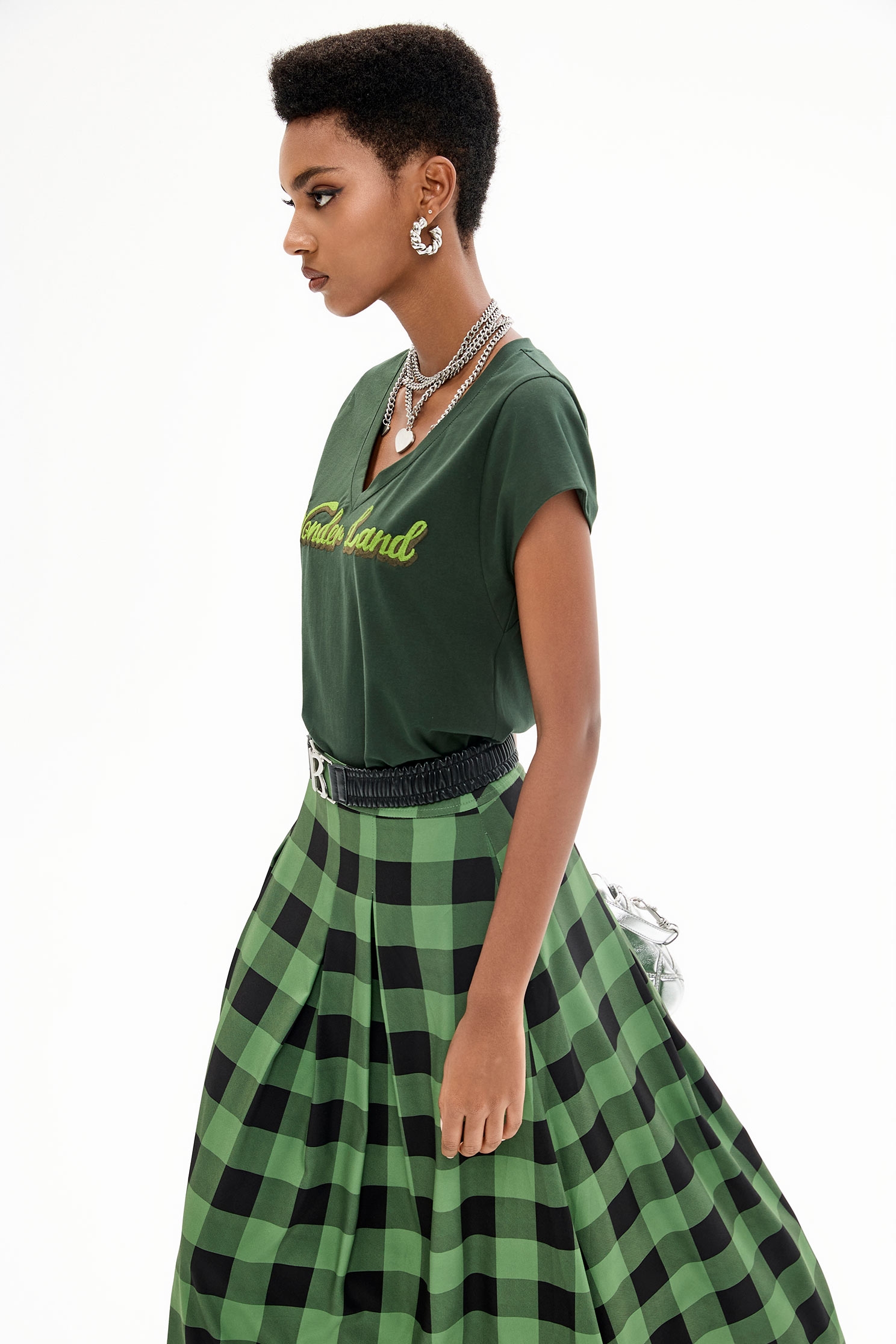 深翡翠色繡花T恤上衣深翡翠色繡花T恤上衣,上衣,刺繡,秋冬穿搭,繡花