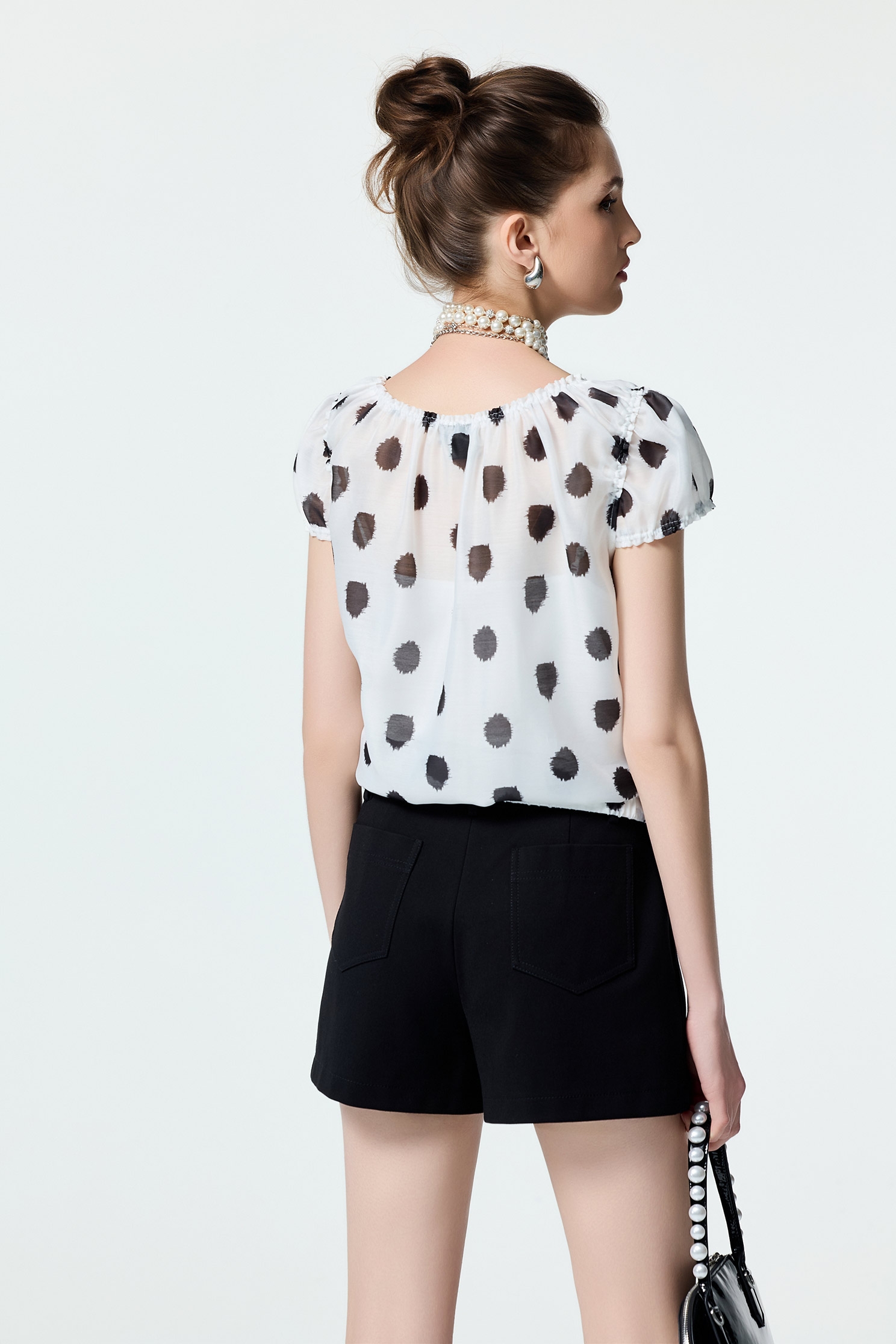 黑白暈染波點印花絲綿單品黑白暈染波點印花絲綿單品,上班OL穿搭,上衣,內搭上衣,春夏穿搭,波點,荷葉,蝴蝶結,輕奢度假,輕奢渡假