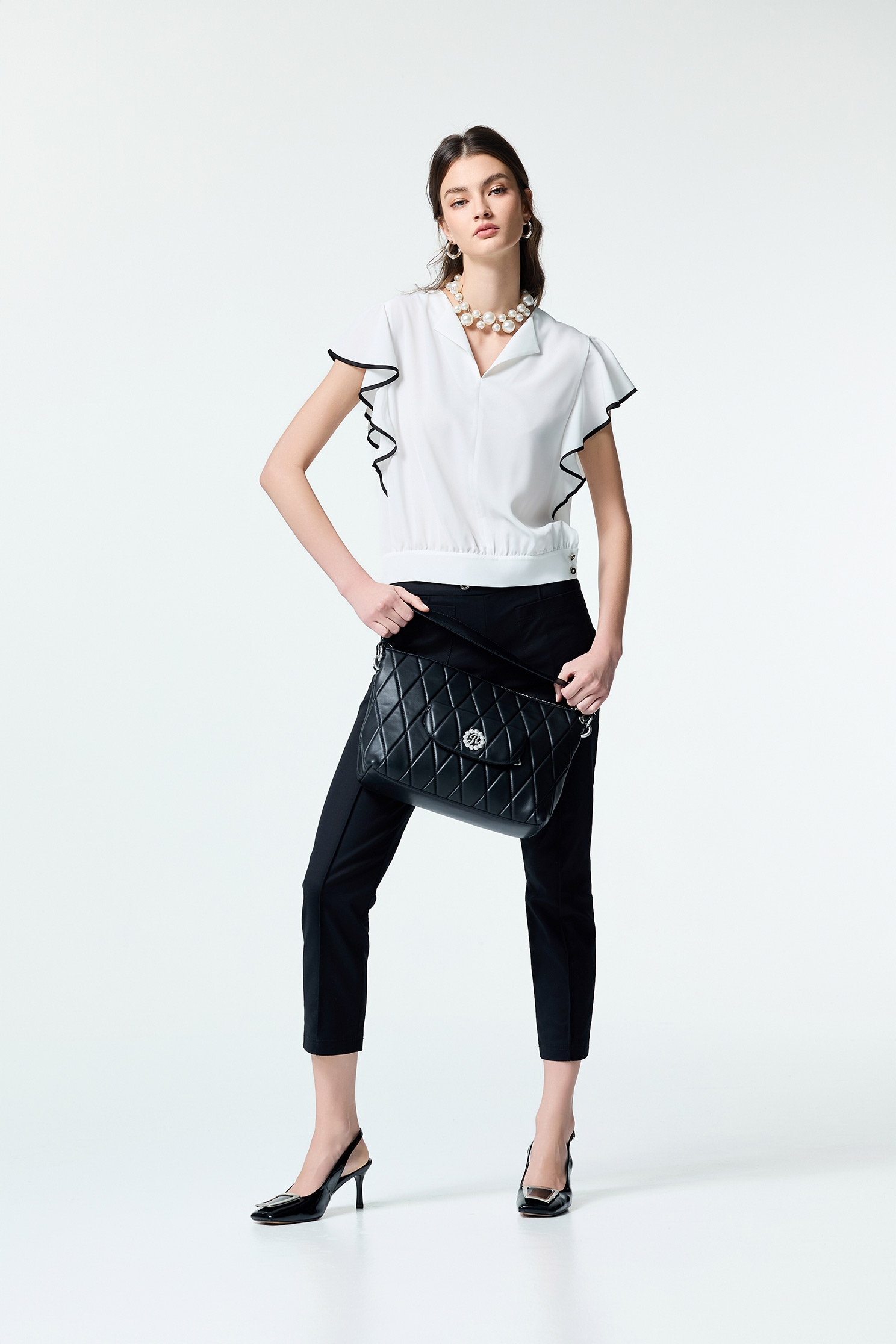 白底黑邊蝴蝶袖單品上衣白底黑邊蝴蝶袖單品上衣,上班OL穿搭,上衣,人氣商品,春夏穿搭,約會特輯,荷葉