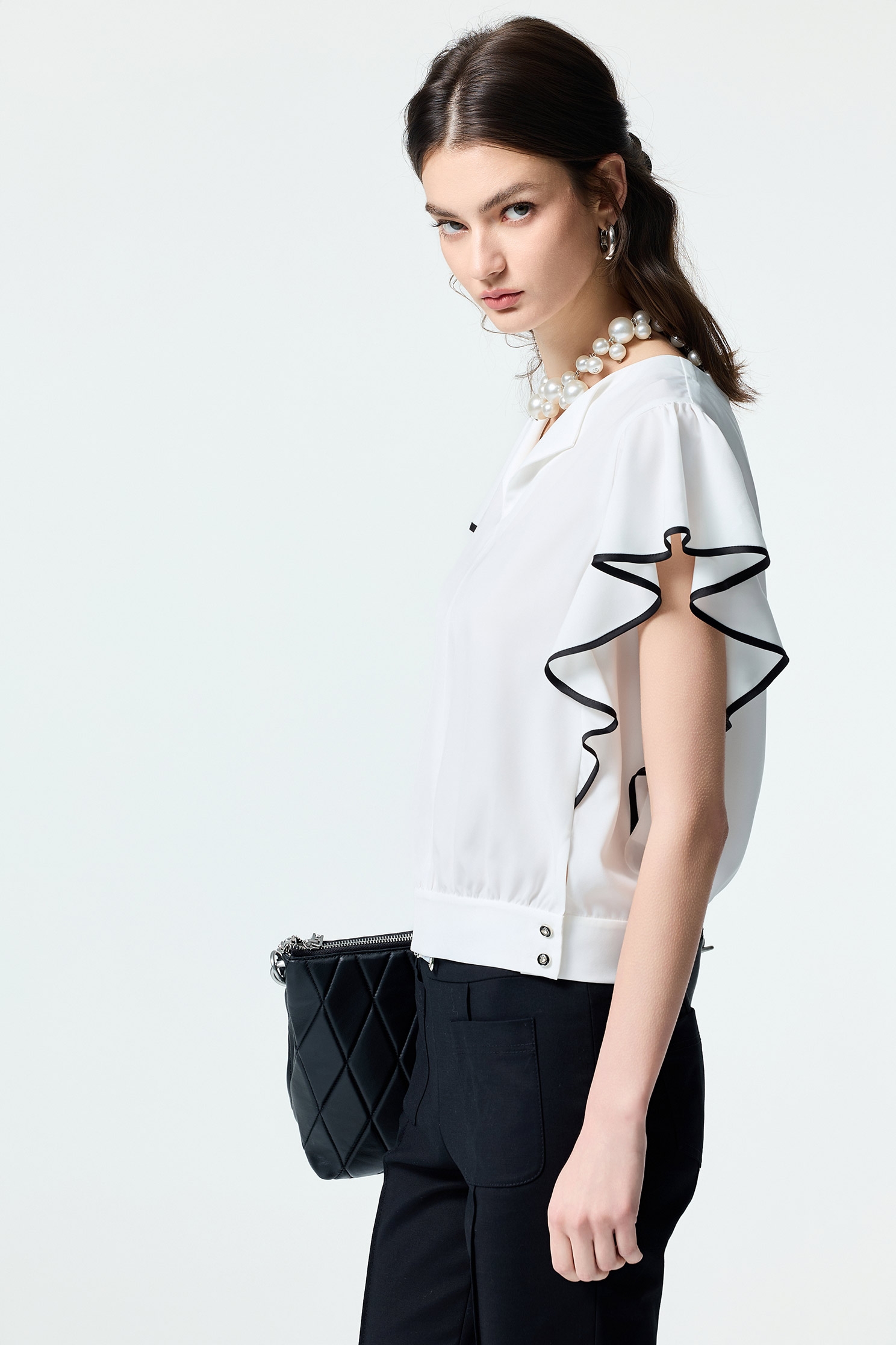 白底黑邊蝴蝶袖單品上衣白底黑邊蝴蝶袖單品上衣,上班OL穿搭,上衣,人氣商品,春夏穿搭,約會特輯,荷葉