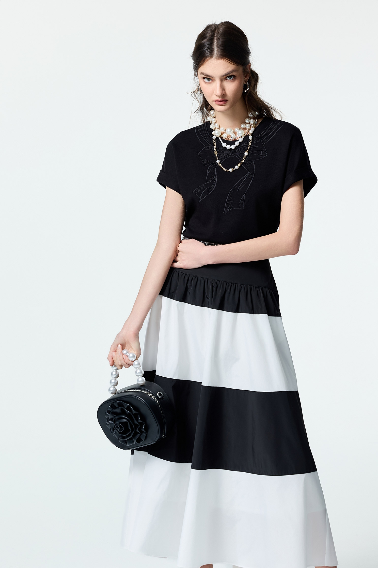 蝴蝶結立體繡花單品T恤蝴蝶結立體繡花單品T恤,上衣,春夏穿搭,繡花,蝴蝶結,黑色上衣