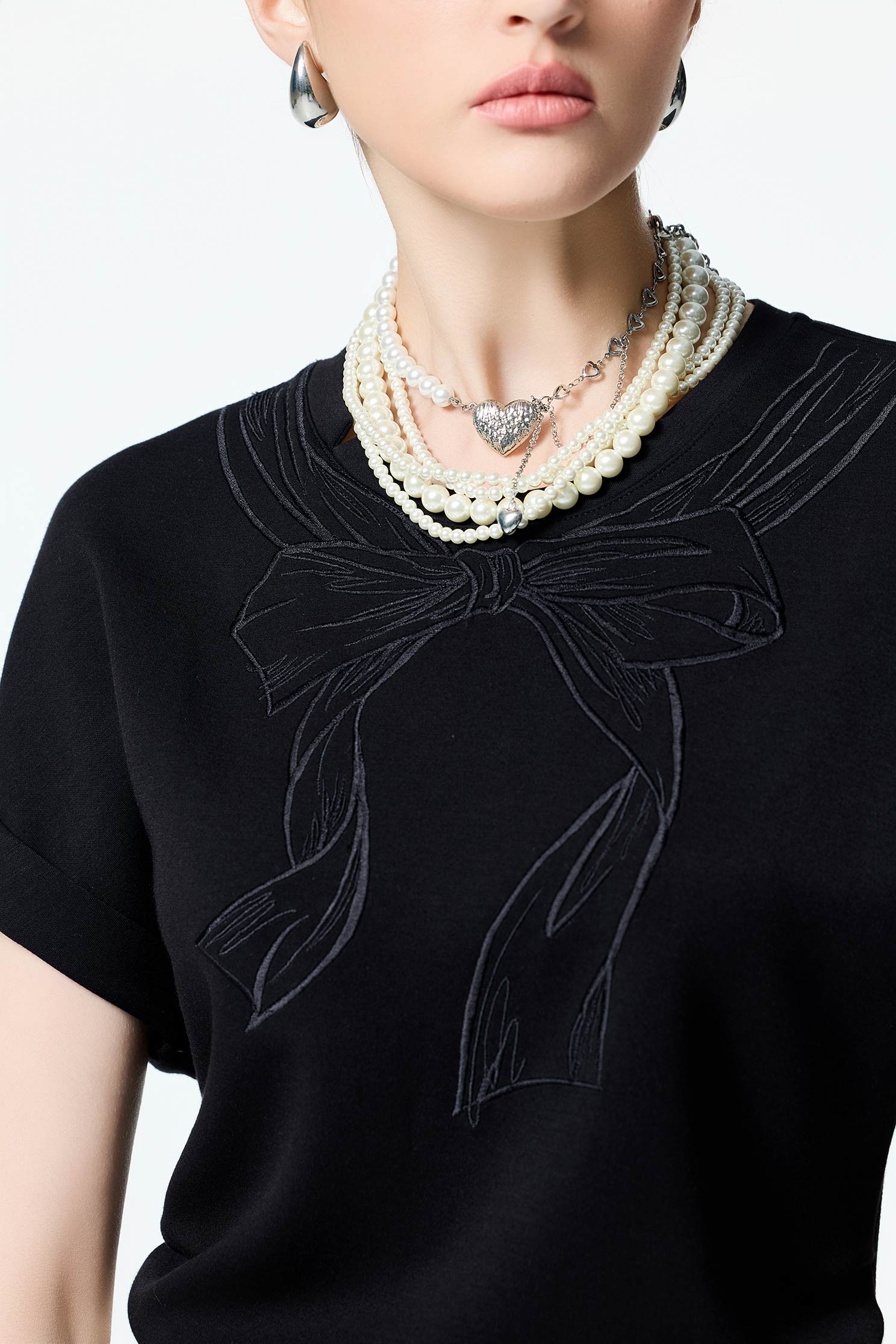 蝴蝶結立體繡花單品T恤蝴蝶結立體繡花單品T恤,上衣,春夏穿搭,繡花,蝴蝶結,黑色上衣