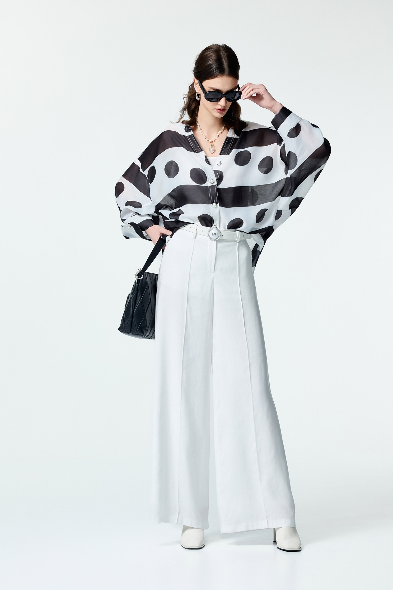 黑白大波點條紋絲棉襯衫黑白大波點條紋絲棉襯衫,上班OL穿搭,上衣,內搭上衣,春夏穿搭,條紋,波點,襯衫,輕奢度假,輕奢渡假