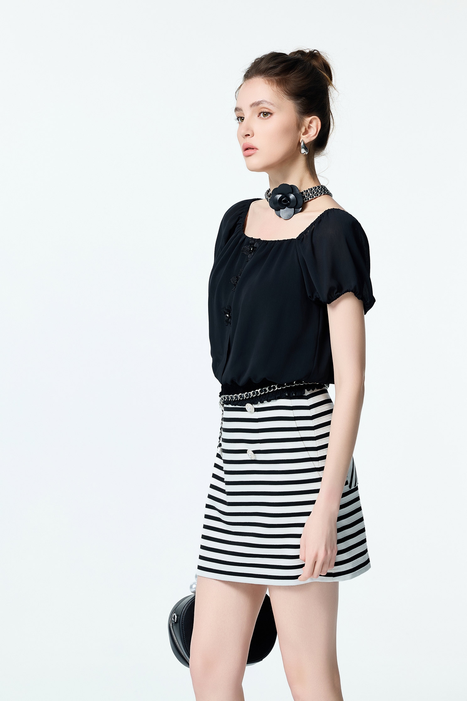 花朵縫飾楊柳雪紡上衣花朵縫飾楊柳雪紡上衣,上衣,人氣商品,春夏穿搭,約會特輯,花花世界,輕奢度假,輕奢渡假,雪紡,雪紡上衣