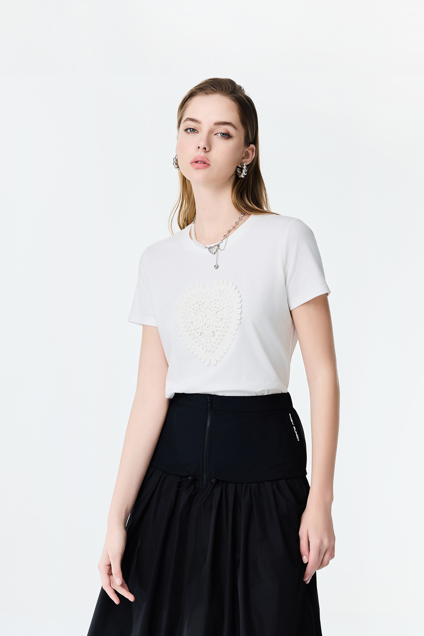 愛心手勾蕾絲白Ｔ愛心手勾蕾絲白Ｔ,T-Shirt,春夏穿搭,約會特輯,純棉,蕾絲,輕奢度假,輕奢渡假