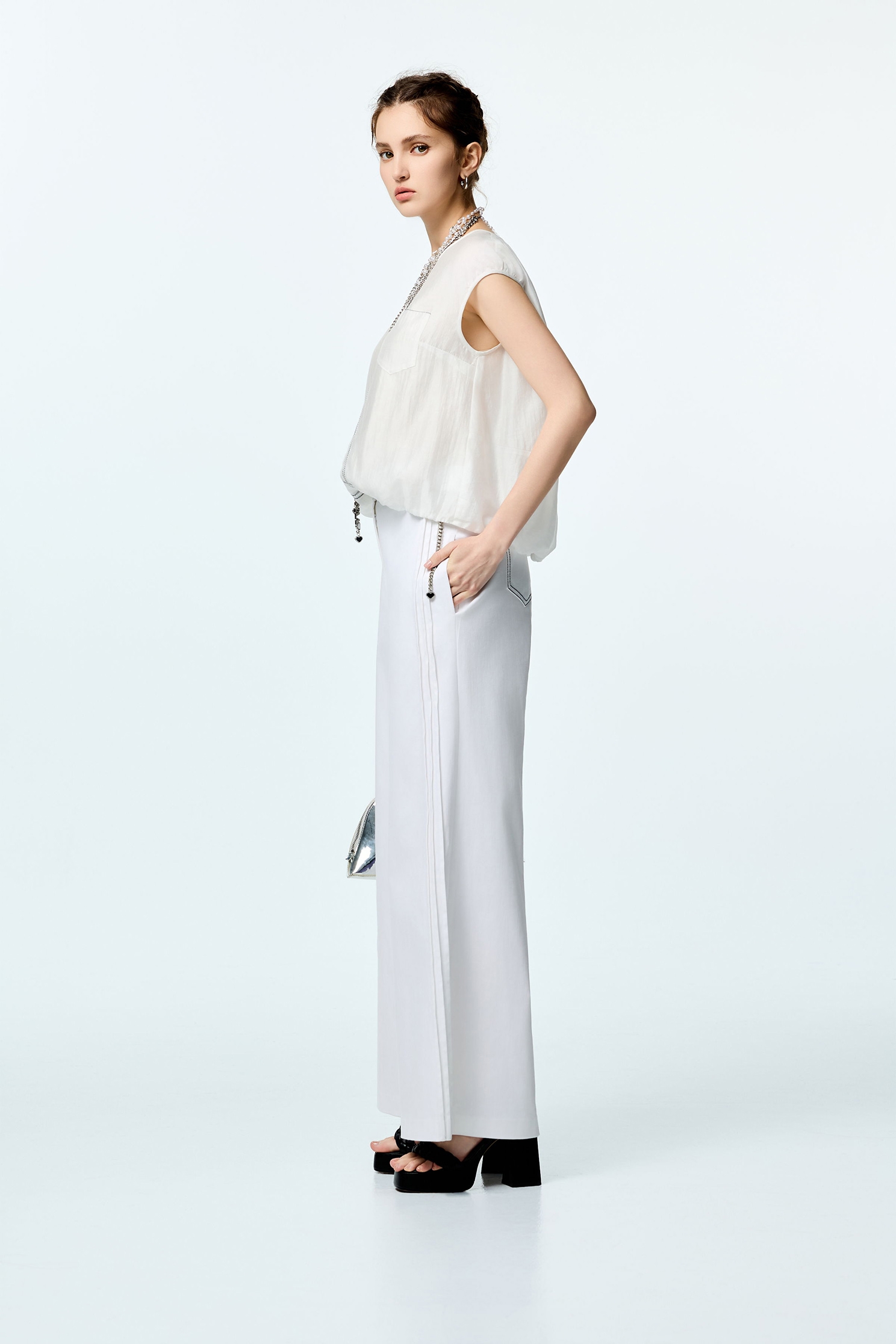 跳色裝飾門襟上衣跳色裝飾門襟上衣,上衣,刺繡,春夏穿搭,無袖上衣,背心,輕奢度假,輕奢渡假