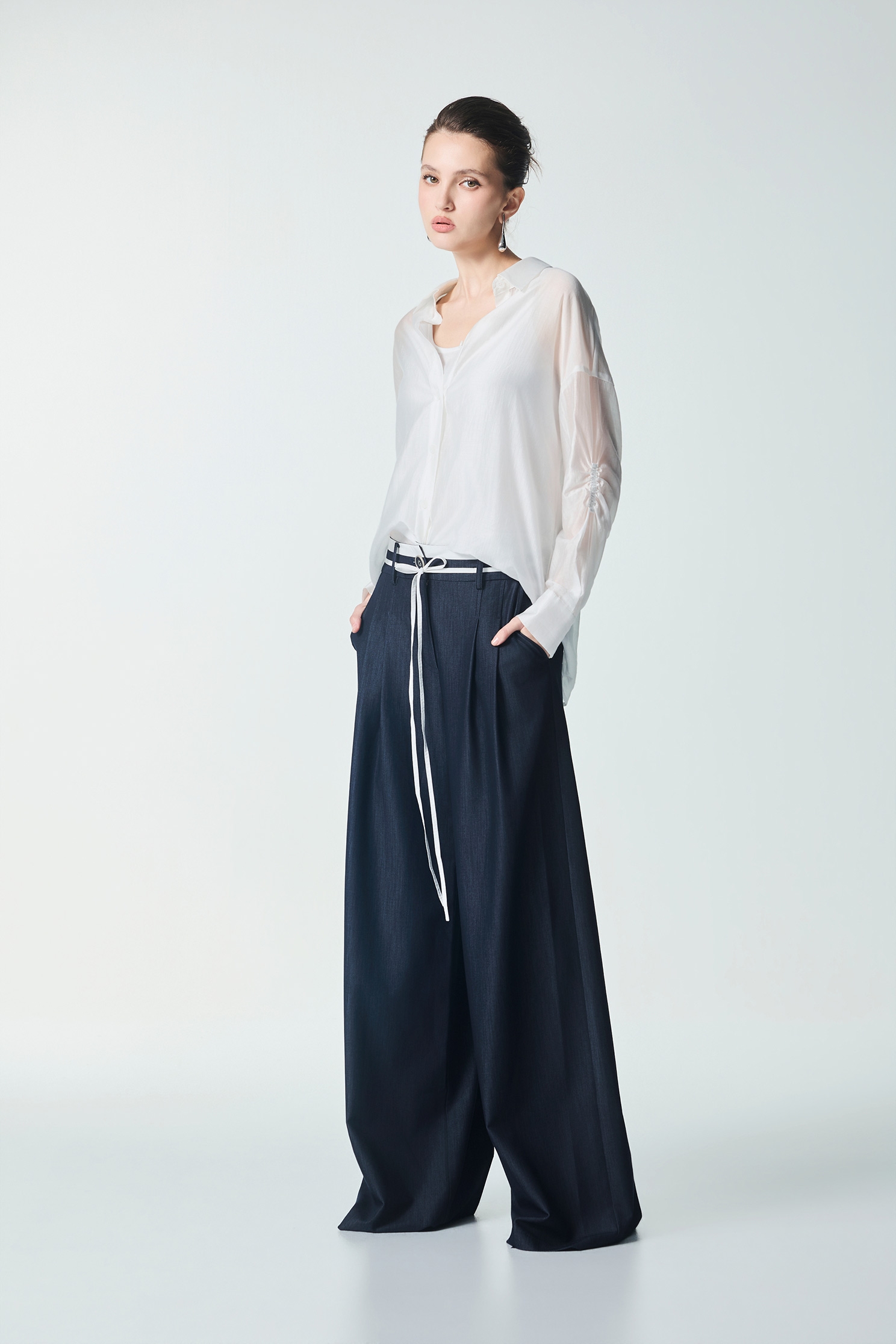 綴抽皺袖絲綿襯衫上衣曦光卡其色度假風長裙,上衣,內搭上衣,刺繡,春夏穿搭,白色上衣,襯衫
