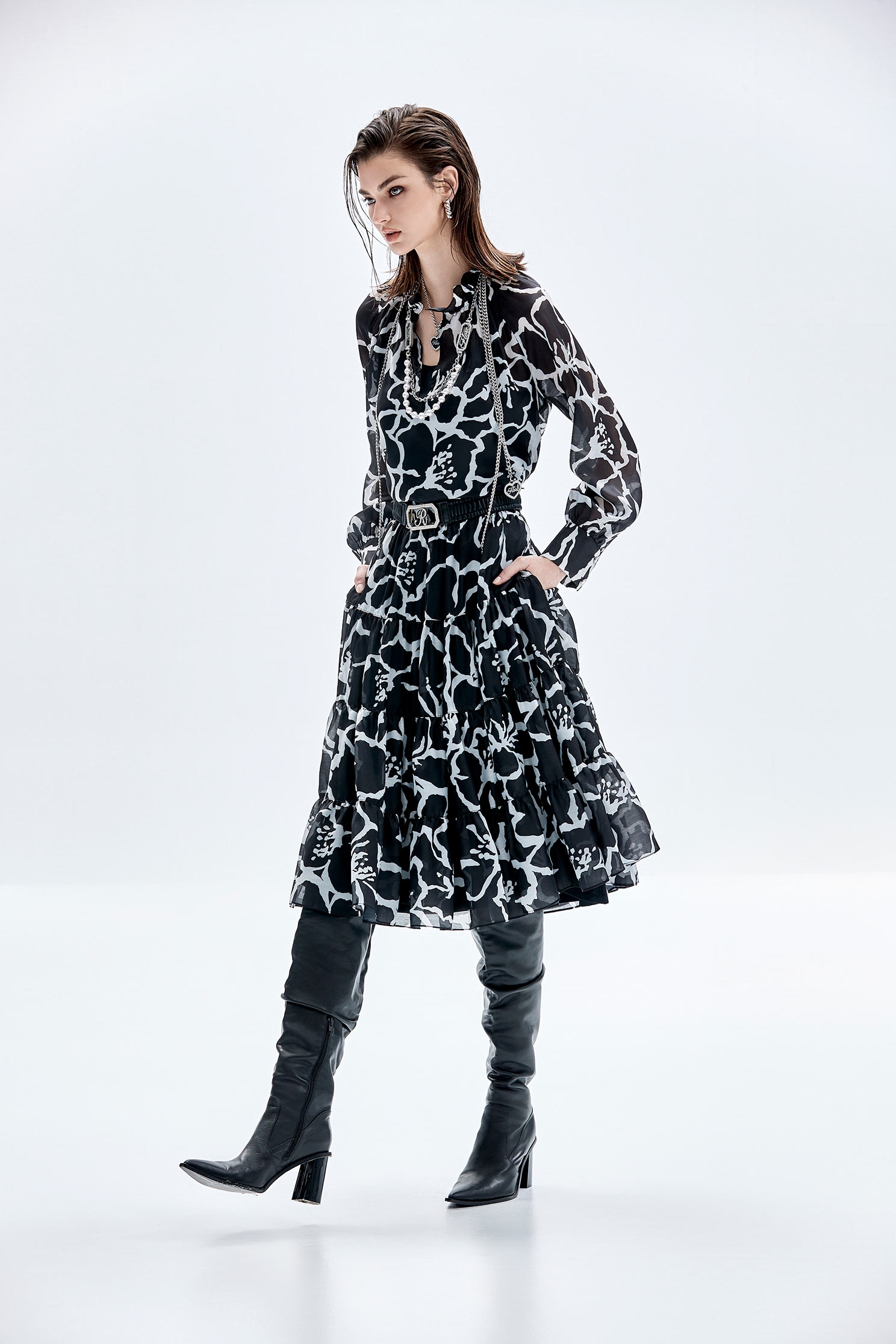 手繪感花朵印花上衣手繪感花朵印花上衣,一般背心,一般背心馬甲,上衣,人氣商品,內搭上衣,秋冬穿搭,背心,花花世界,荷葉